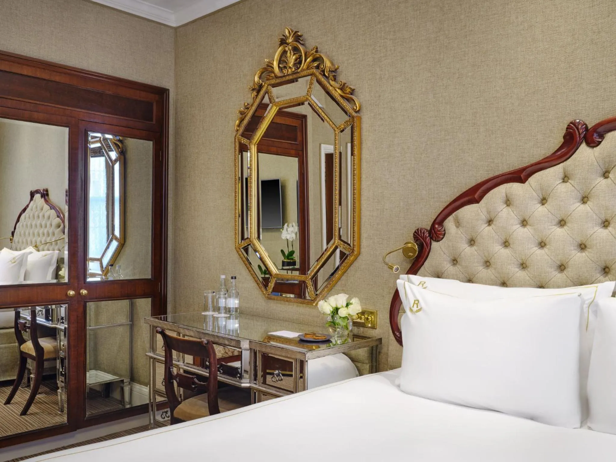 Photo of the whole room, Bed in Rubens At The Palace