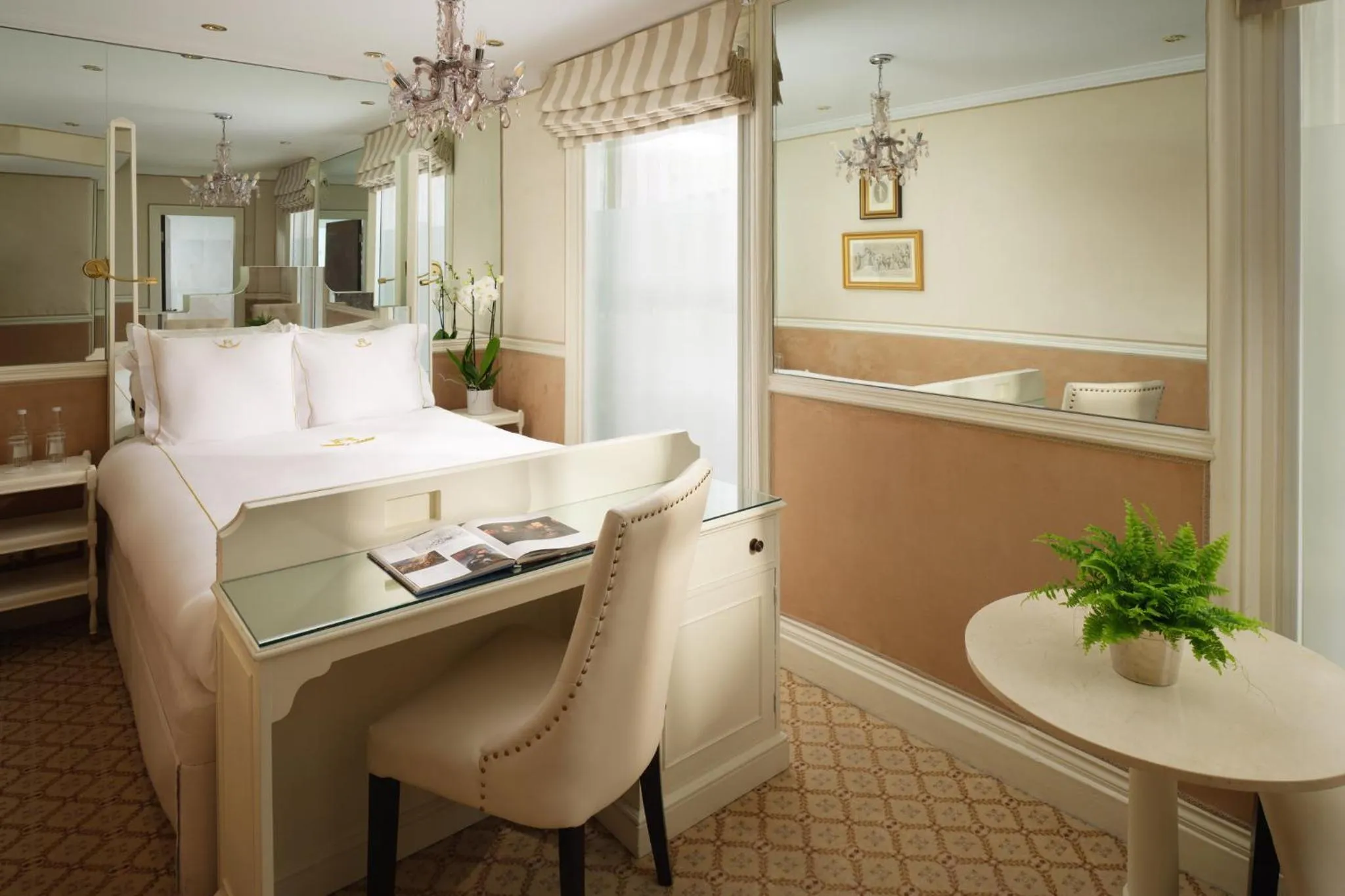 Photo of the whole room, Bed in Rubens At The Palace