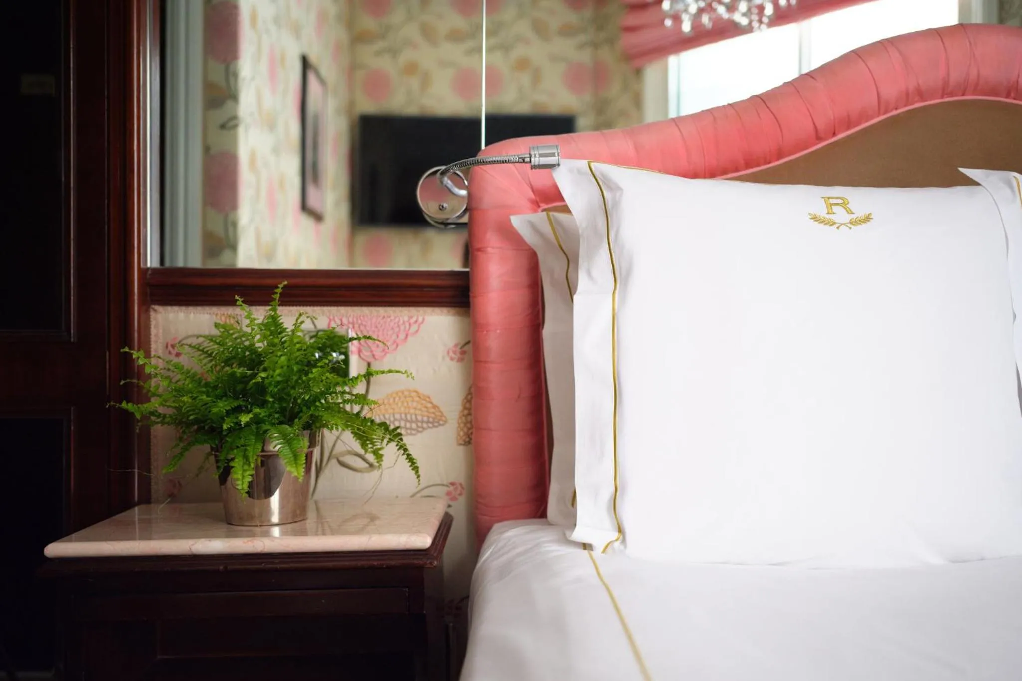 Photo of the whole room, Bed in Rubens At The Palace