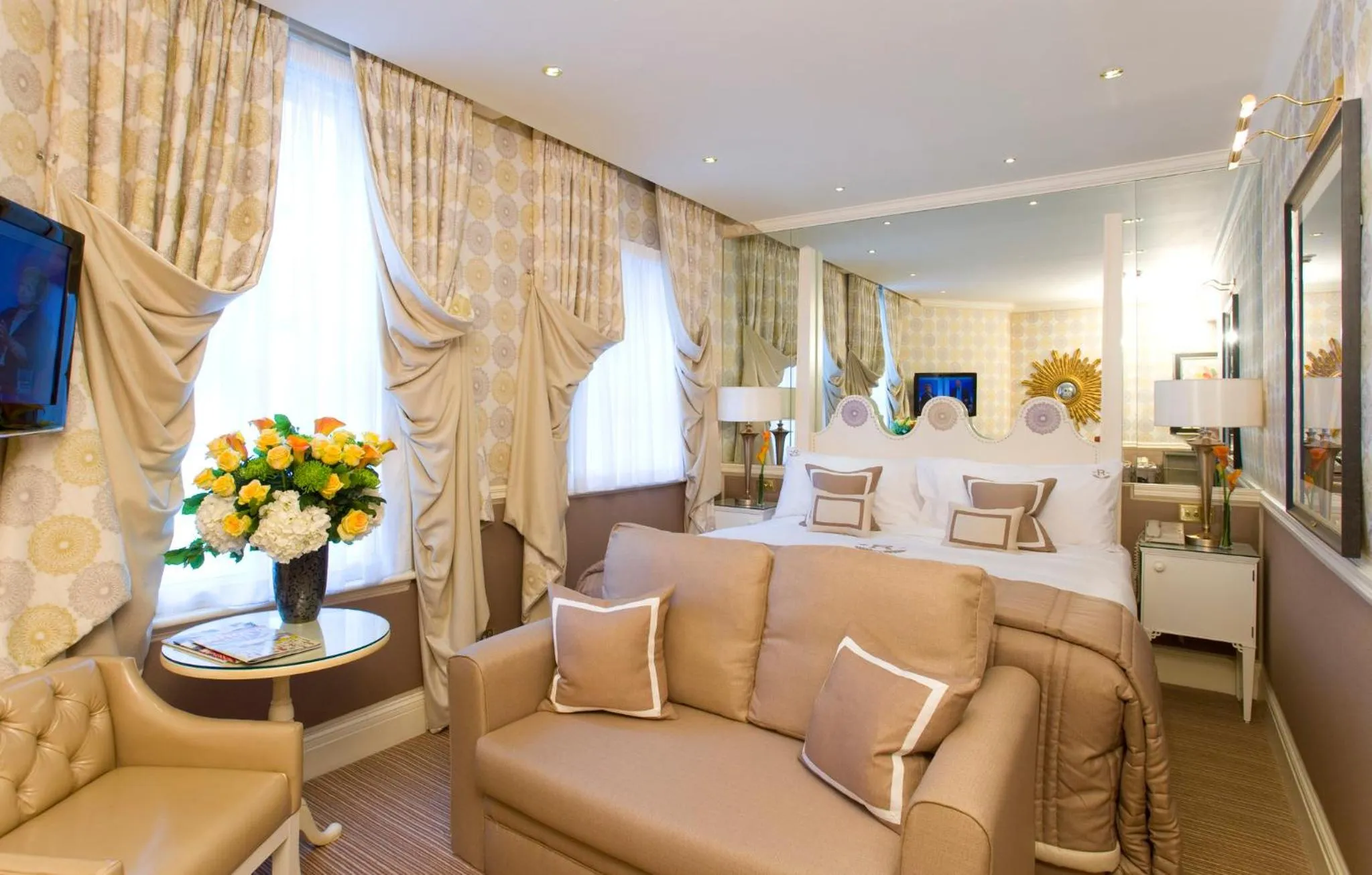 Bedroom, Bed in Rubens At The Palace