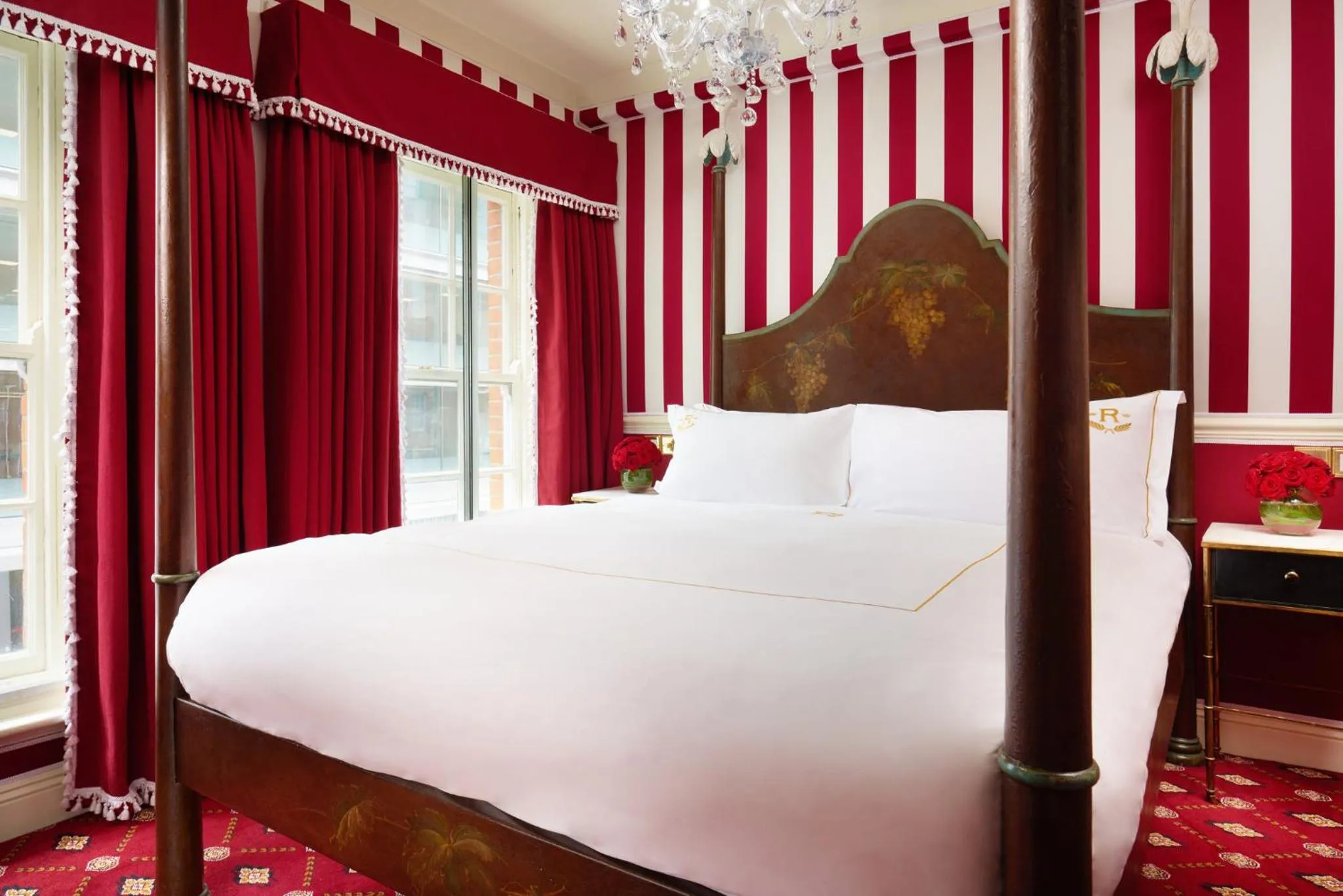 Photo of the whole room, Bed in Rubens At The Palace