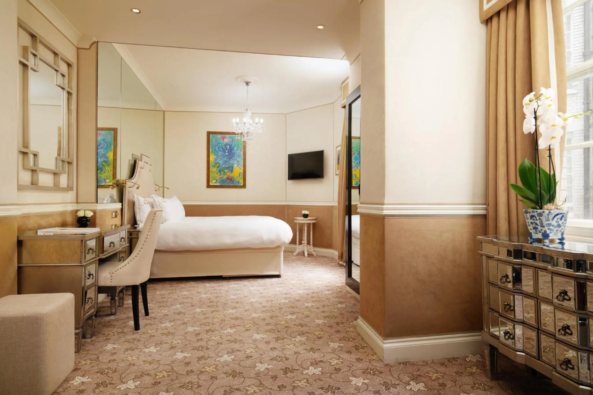 Photo of the whole room, Bed in Rubens At The Palace