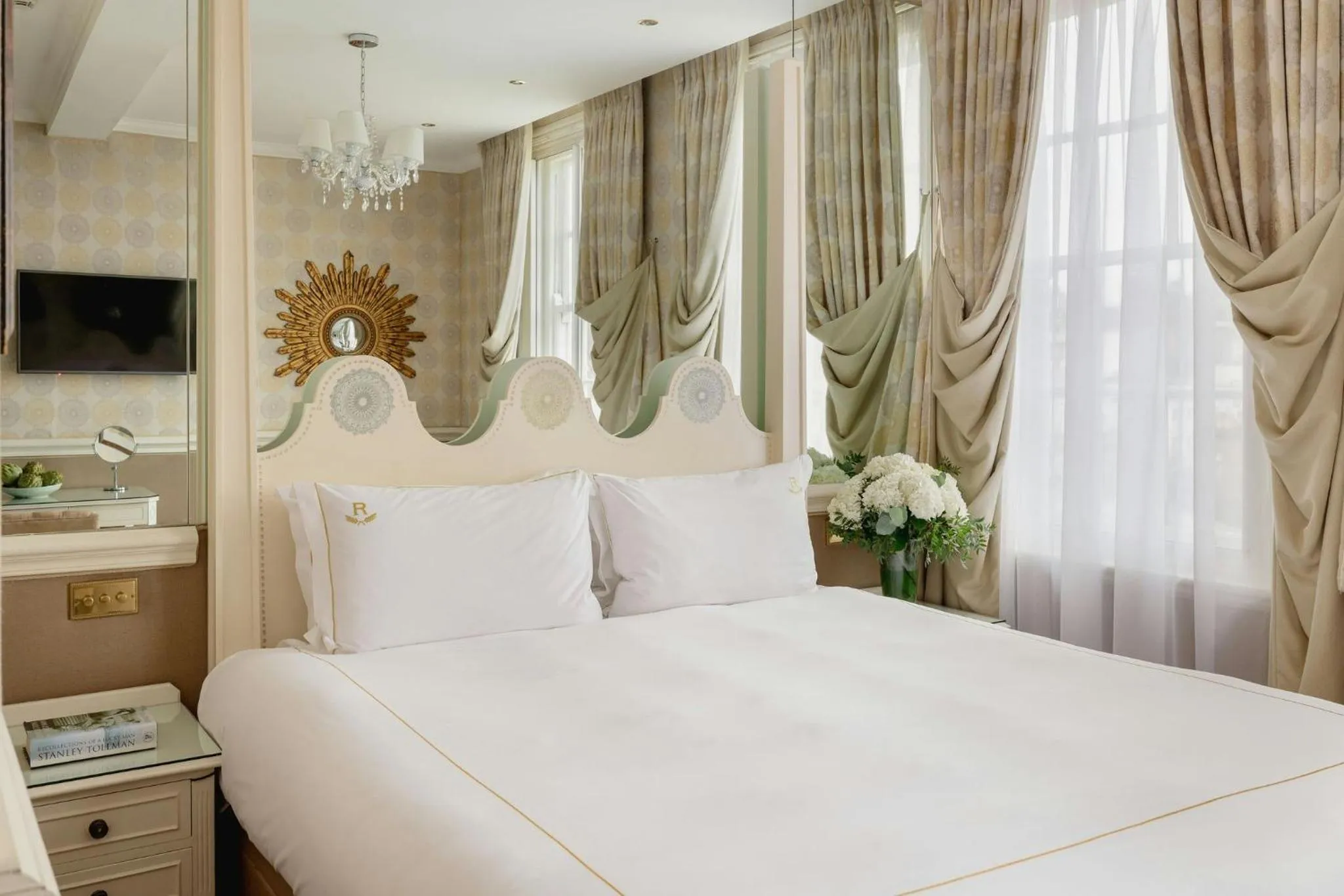 Bedroom, Bed in Rubens At The Palace