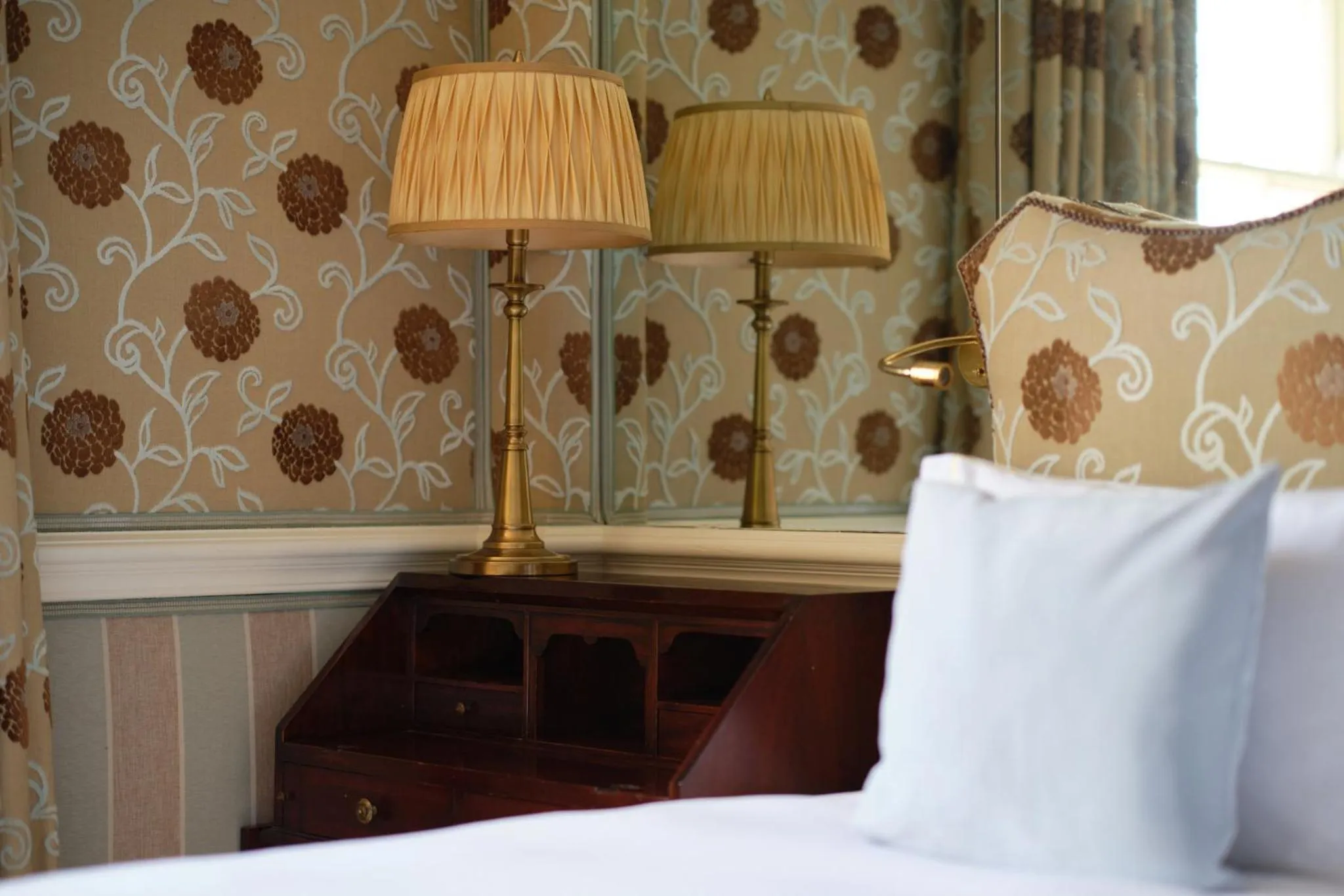 Photo of the whole room, Bed in Rubens At The Palace