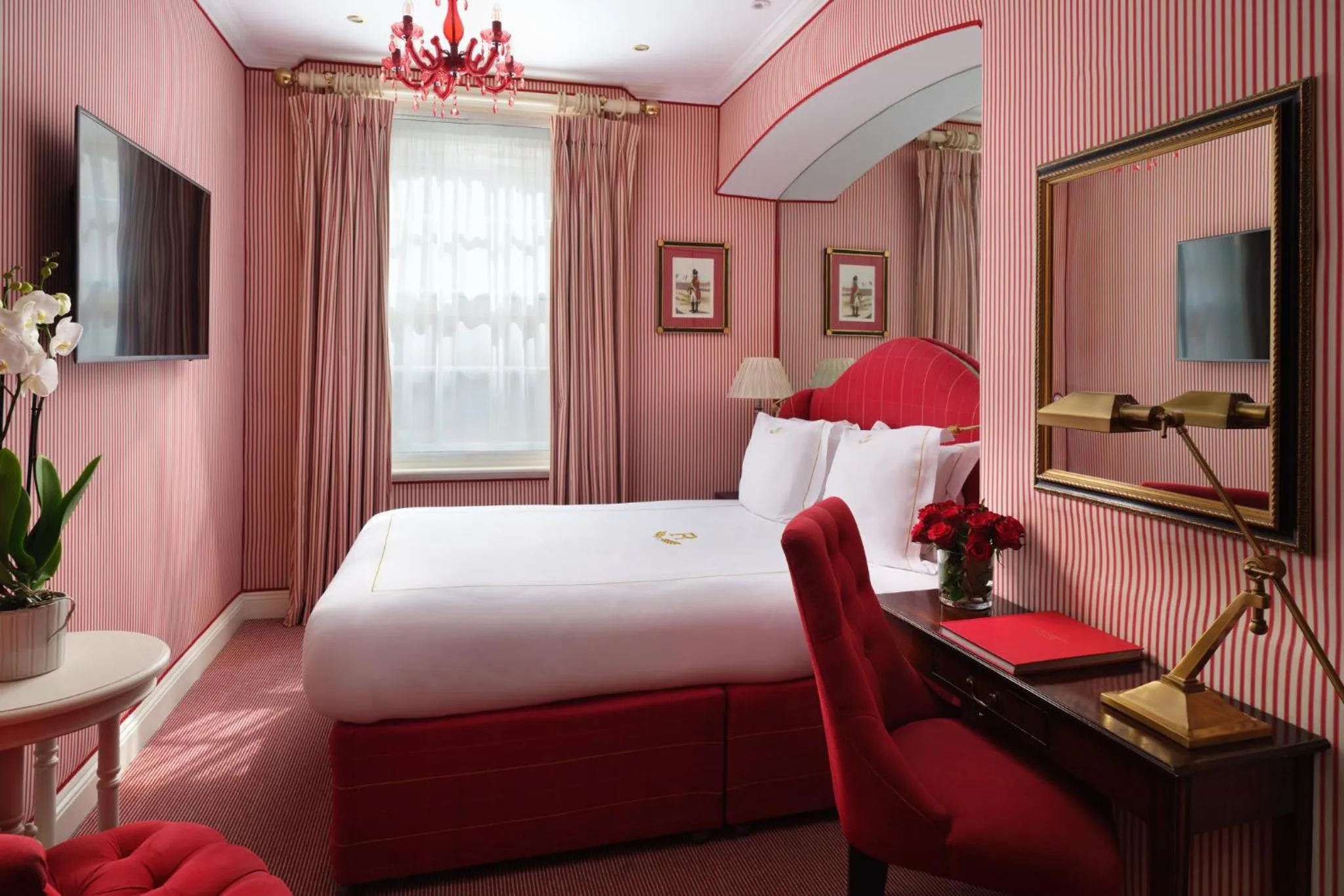 Photo of the whole room, Bed in Rubens At The Palace