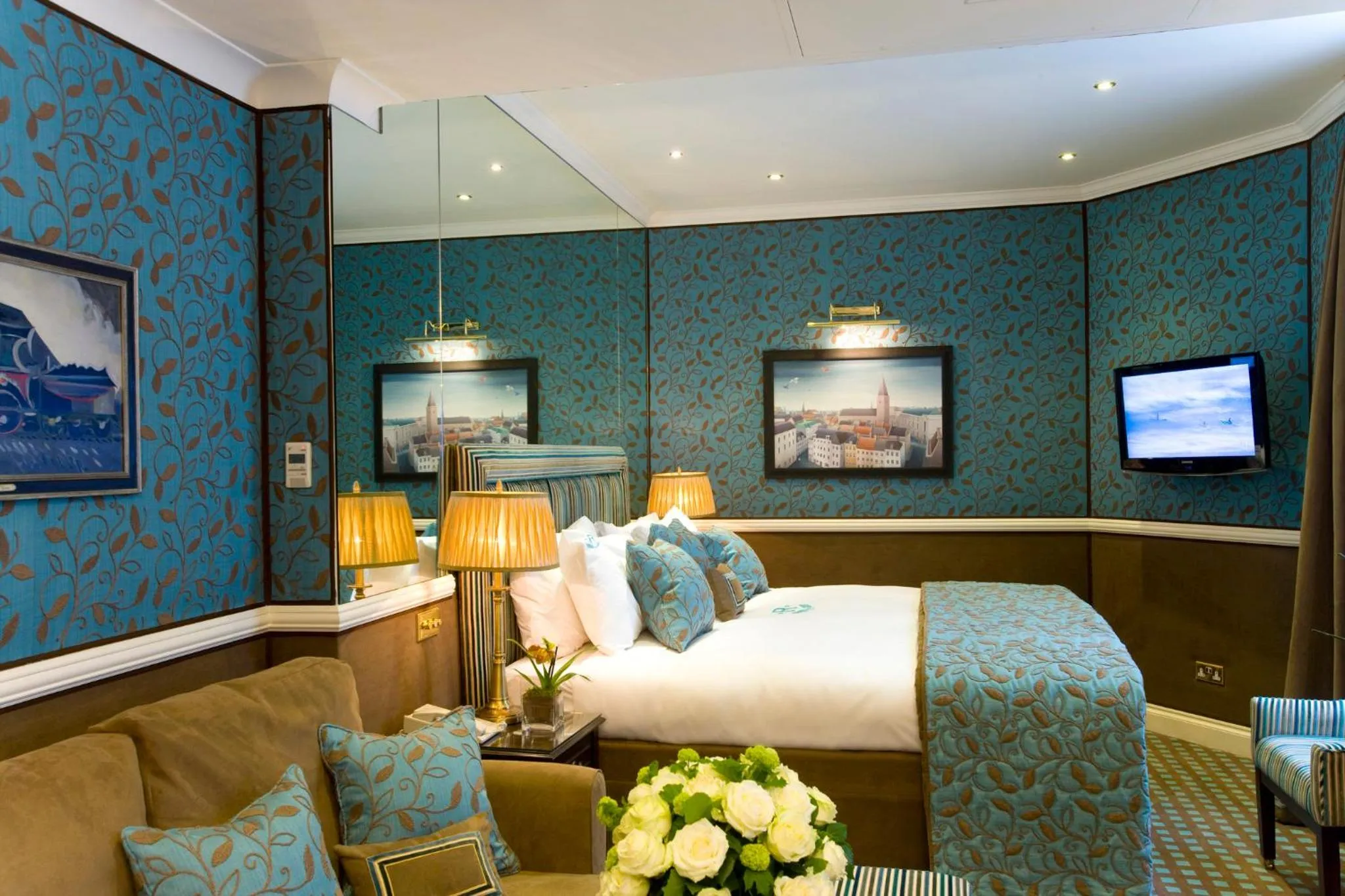 Photo of the whole room, Bed in Rubens At The Palace