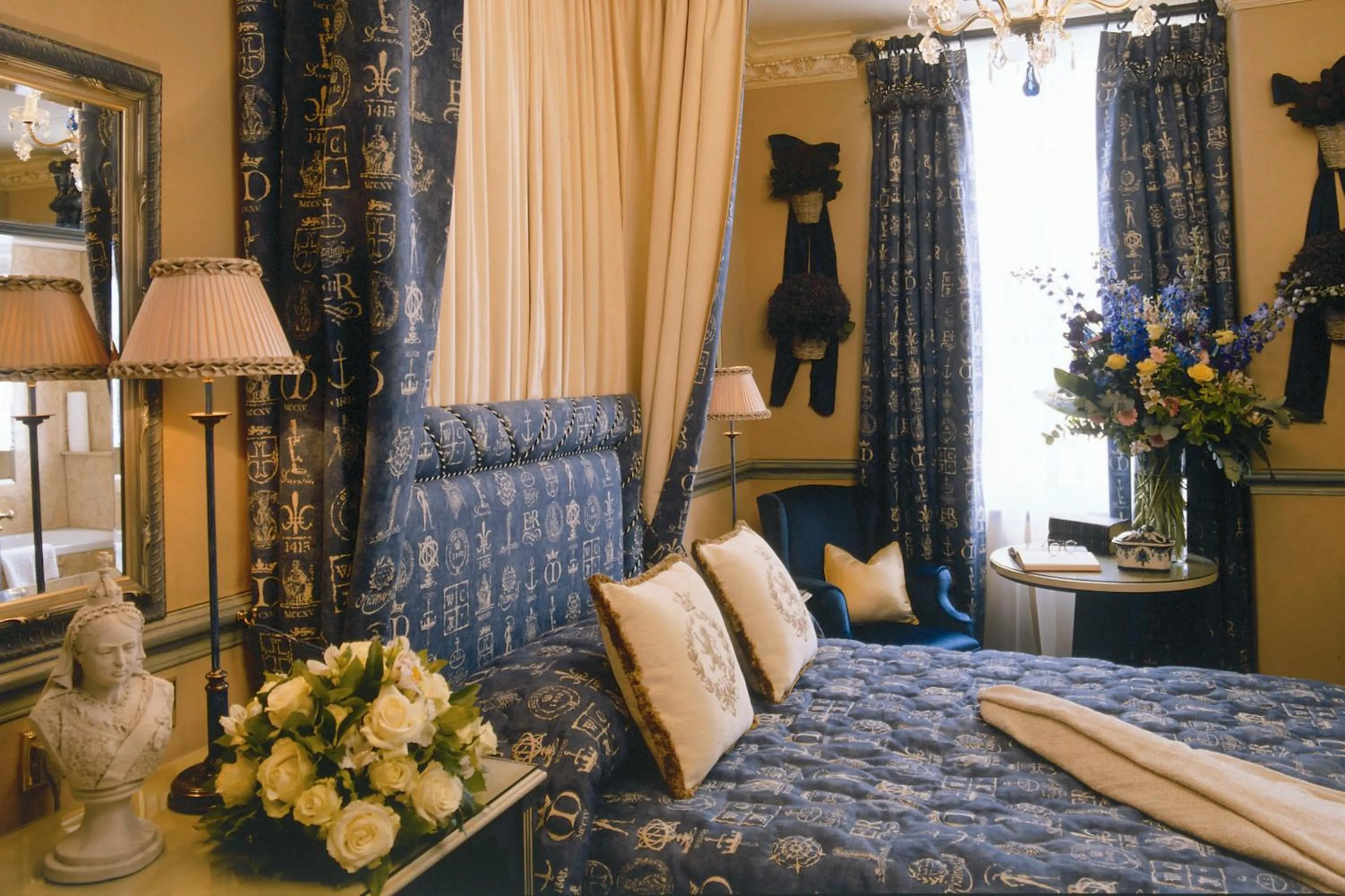 Photo of the whole room, Bed in Rubens At The Palace