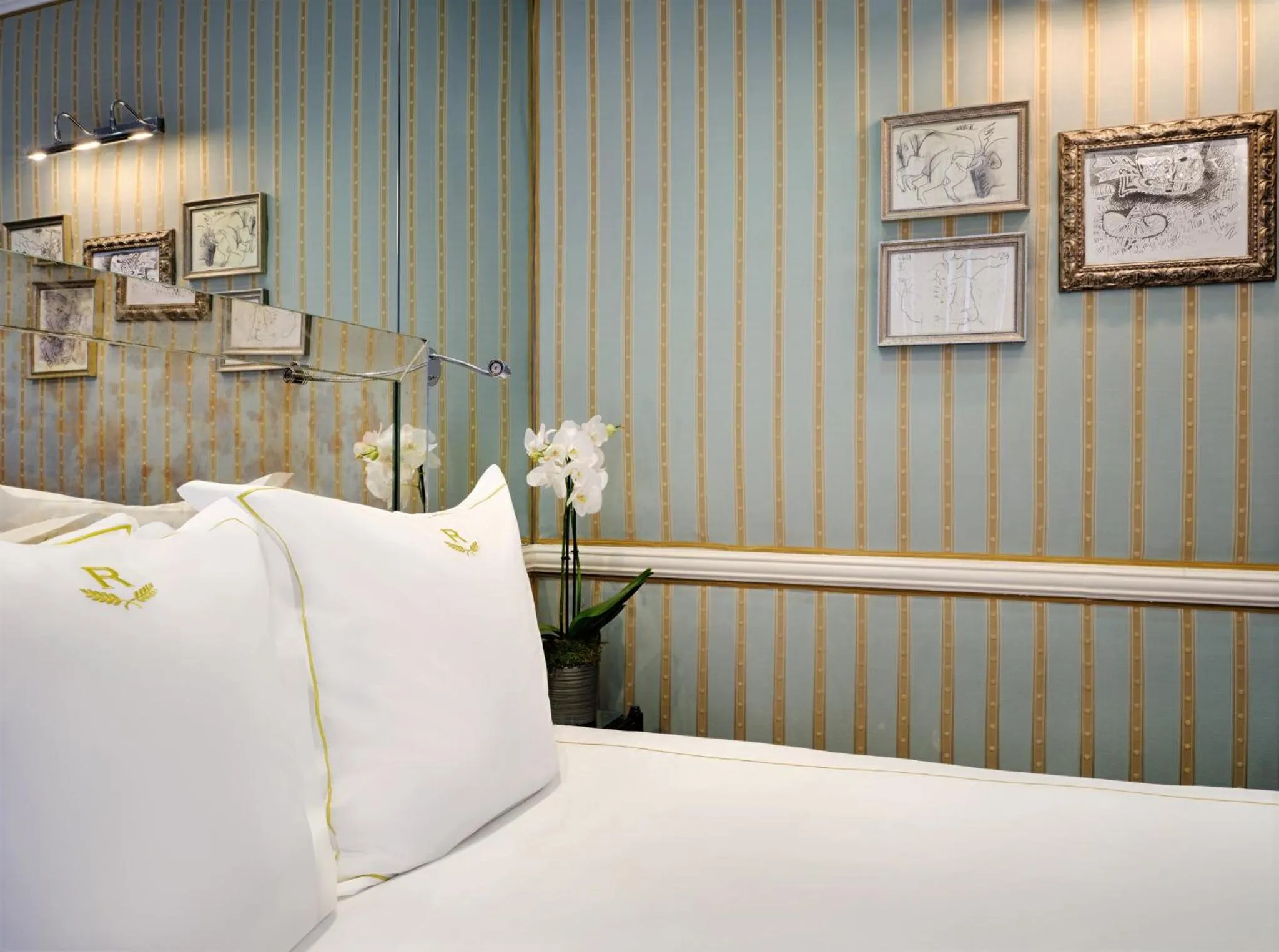 Photo of the whole room, Bed in Rubens At The Palace