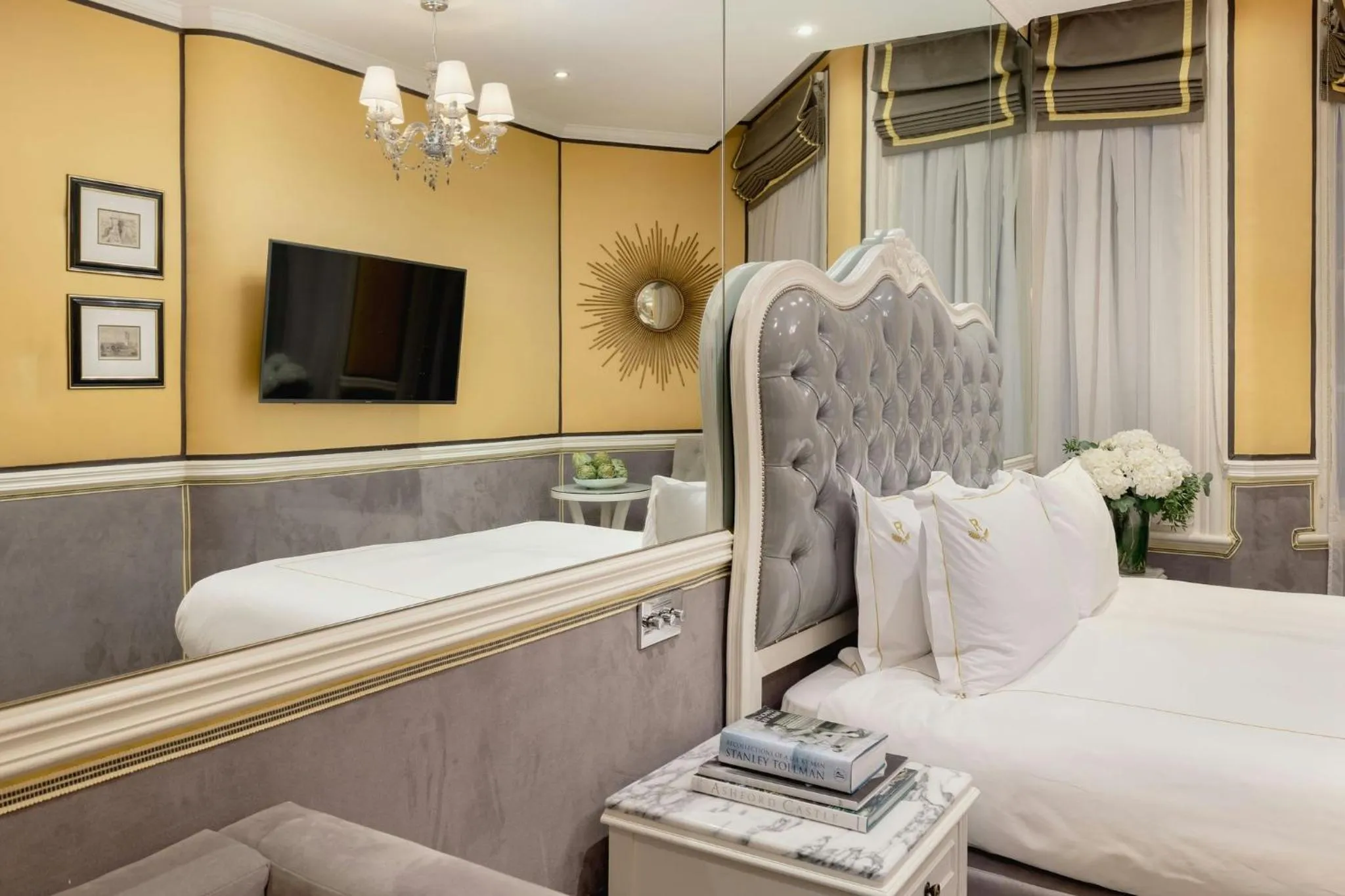 Bedroom, Bed in Rubens At The Palace