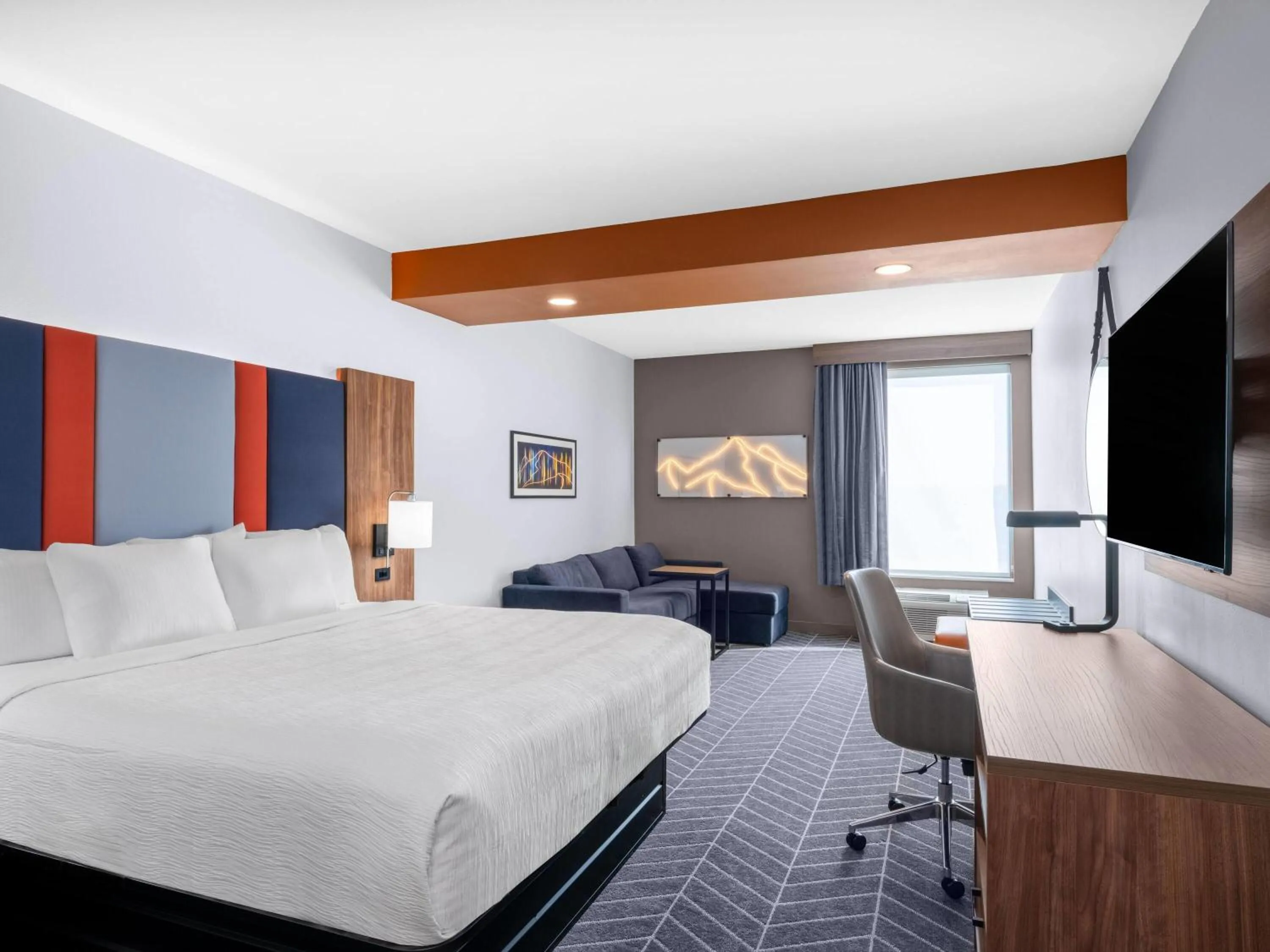 Photo of the whole room, Bed in La Quinta by Wyndham Chelsea Birmingham