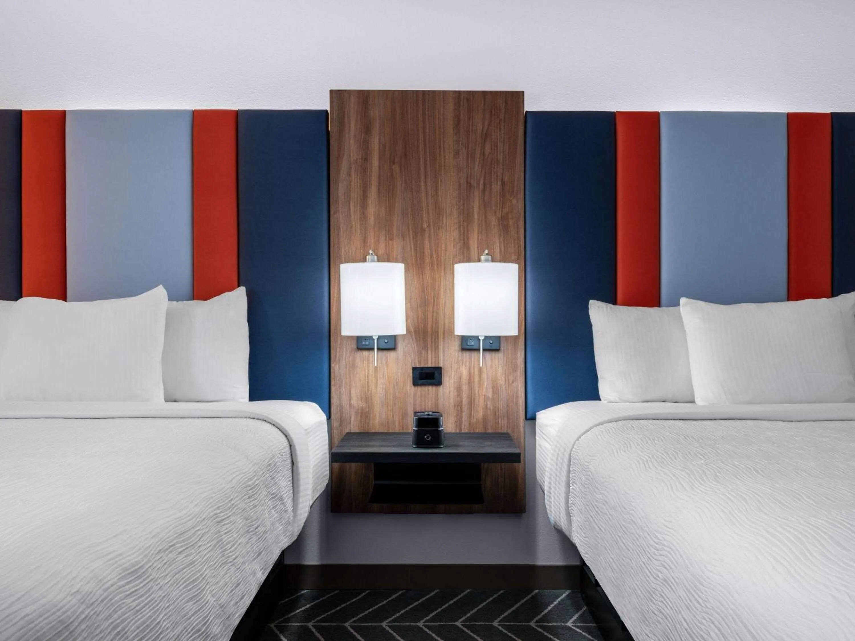 Photo of the whole room, Bed in La Quinta by Wyndham Chelsea Birmingham