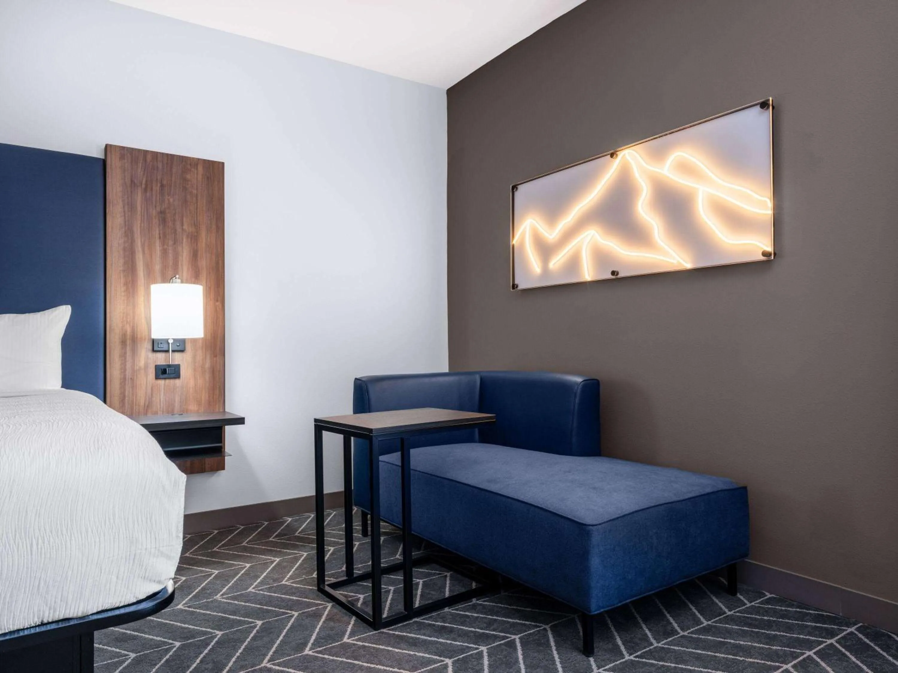 Photo of the whole room, Bed in La Quinta by Wyndham Chelsea Birmingham