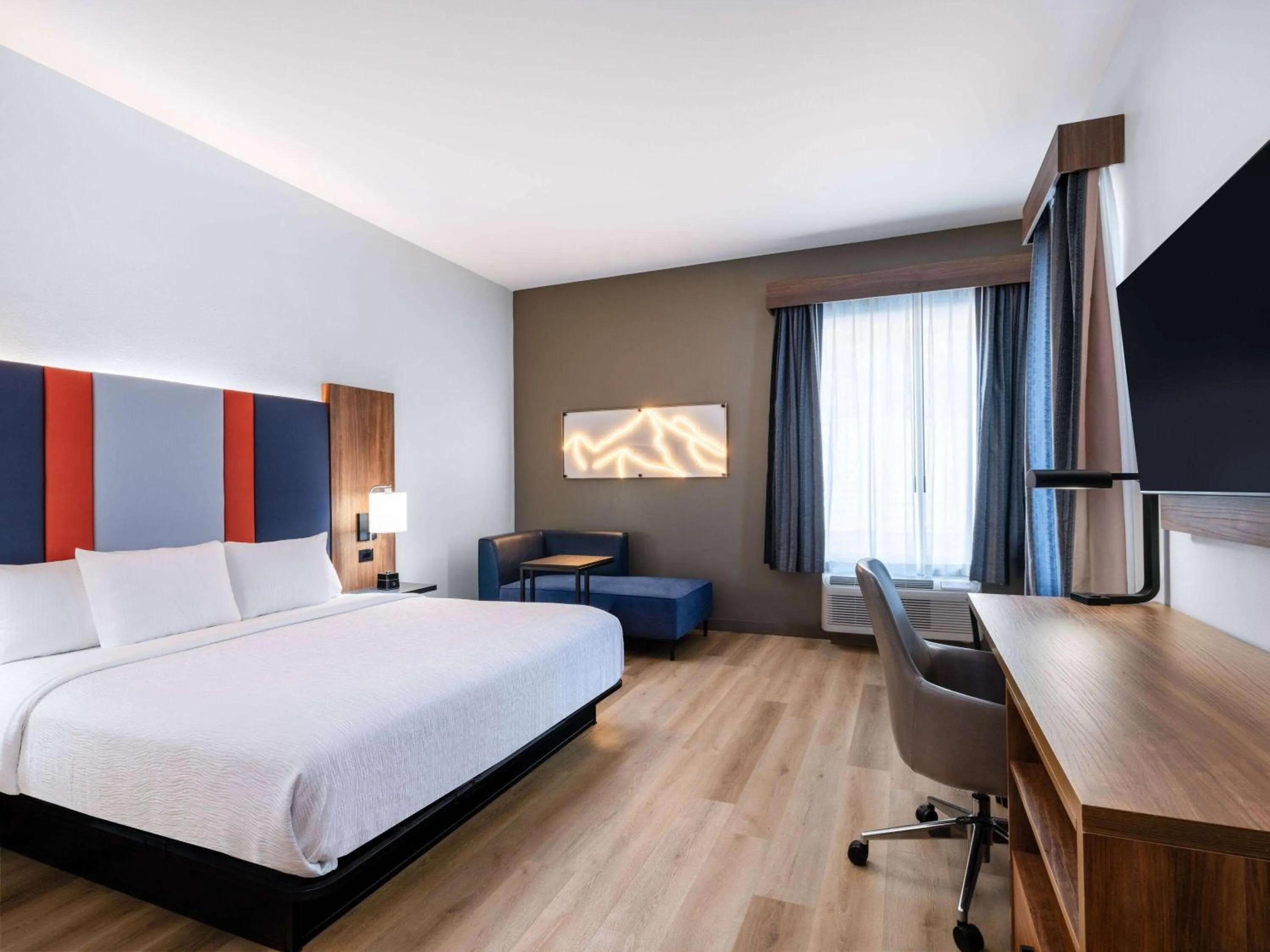 Photo of the whole room, Bed in La Quinta by Wyndham Chelsea Birmingham