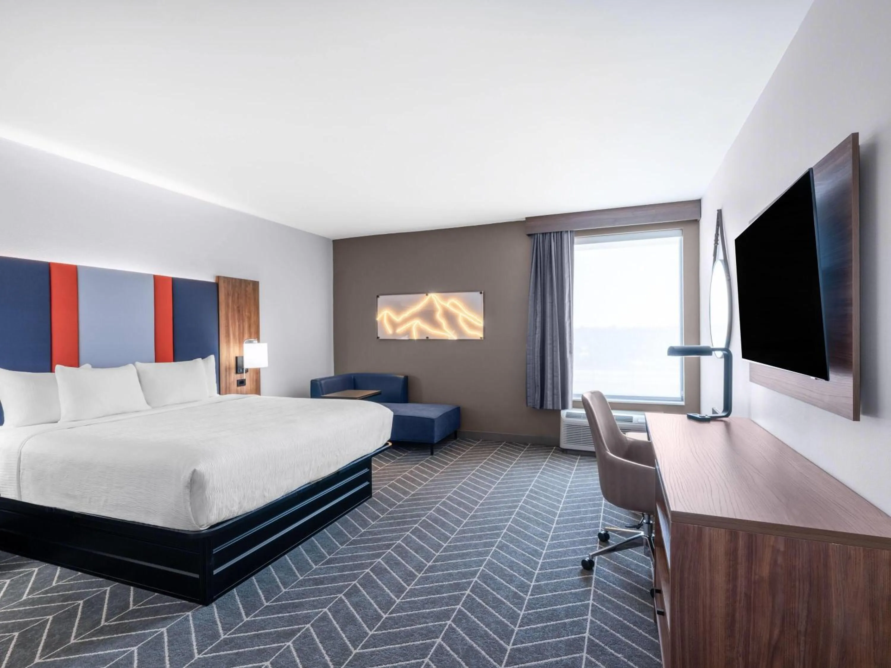 Photo of the whole room, Bed in La Quinta by Wyndham Chelsea Birmingham