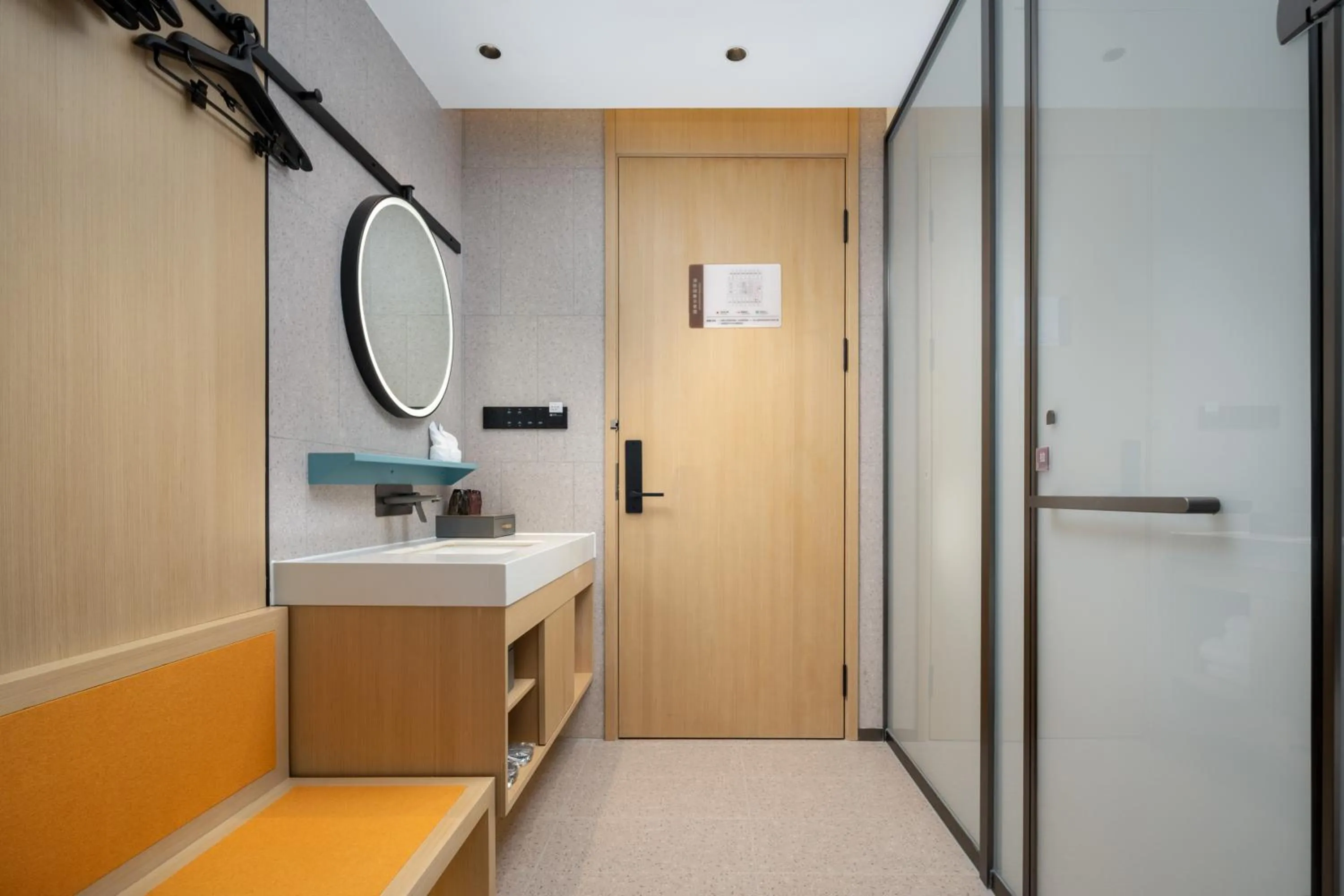 wardrobe in Days Inn by Wyndham Zhuhai Gongbei Port