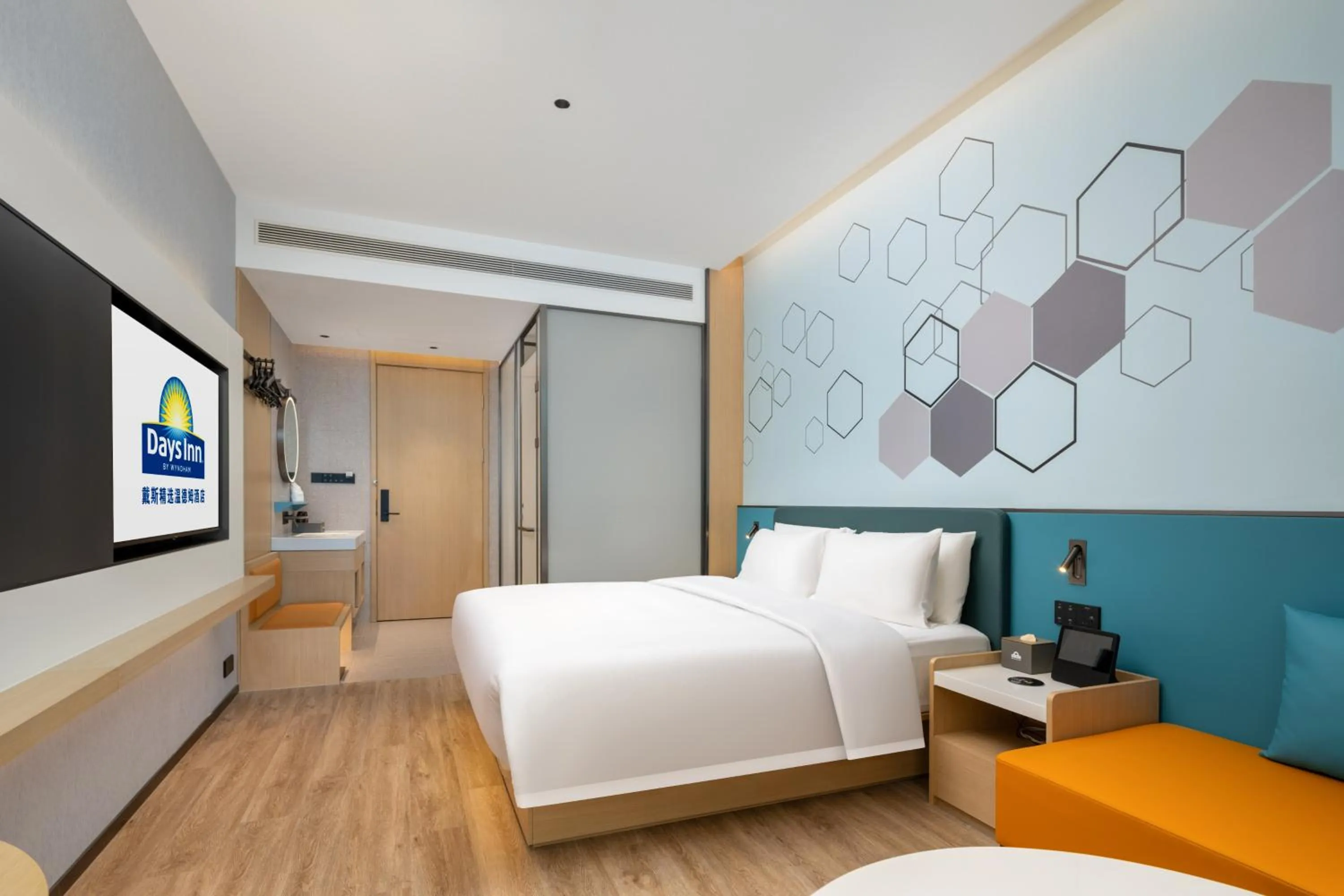 Photo of the whole room, Bed in Days Inn by Wyndham Zhuhai Gongbei Port