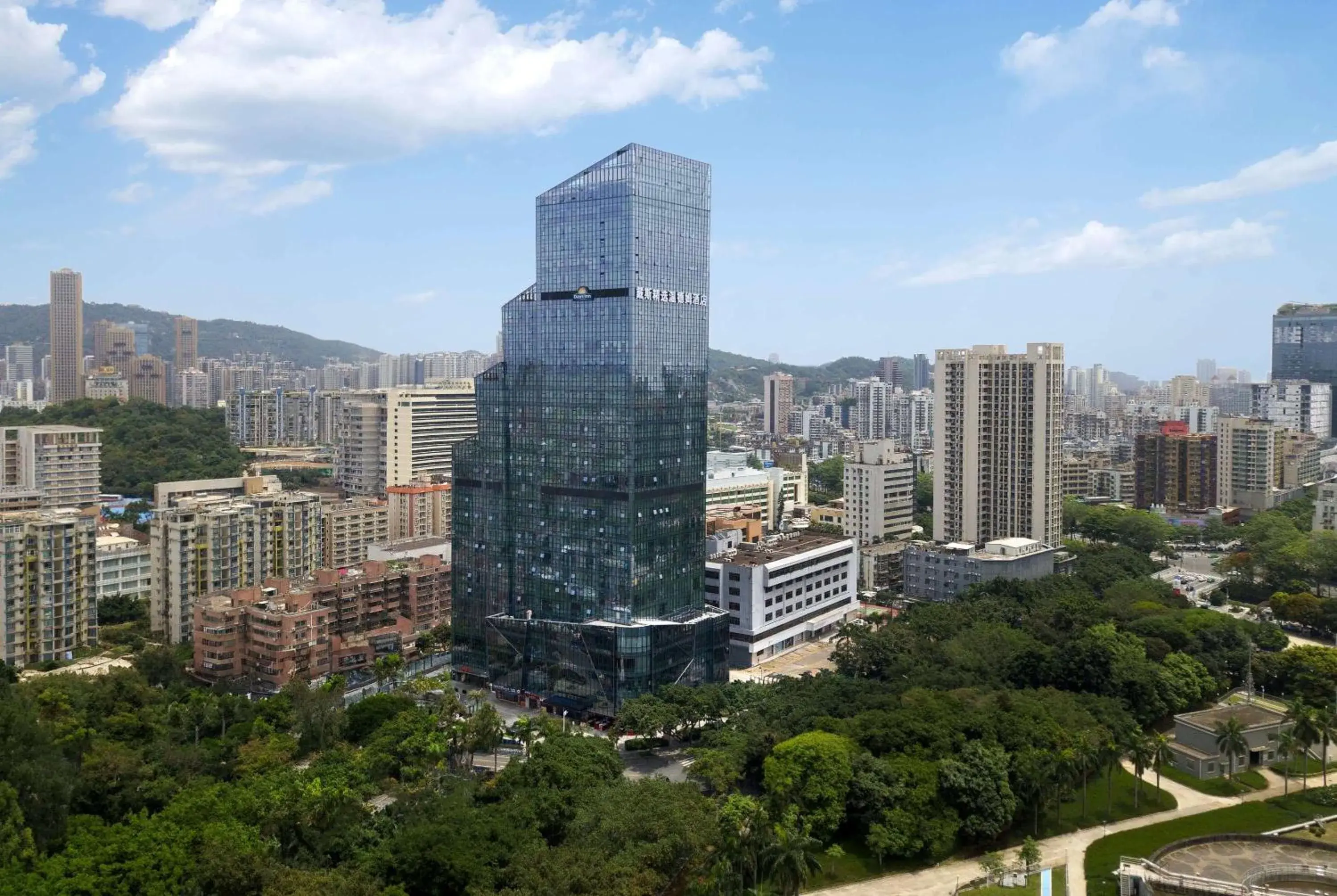 Property building in Days Inn by Wyndham Zhuhai Gongbei Port Property building in Days Inn by Wyndham Zhuhai Gongbei Port