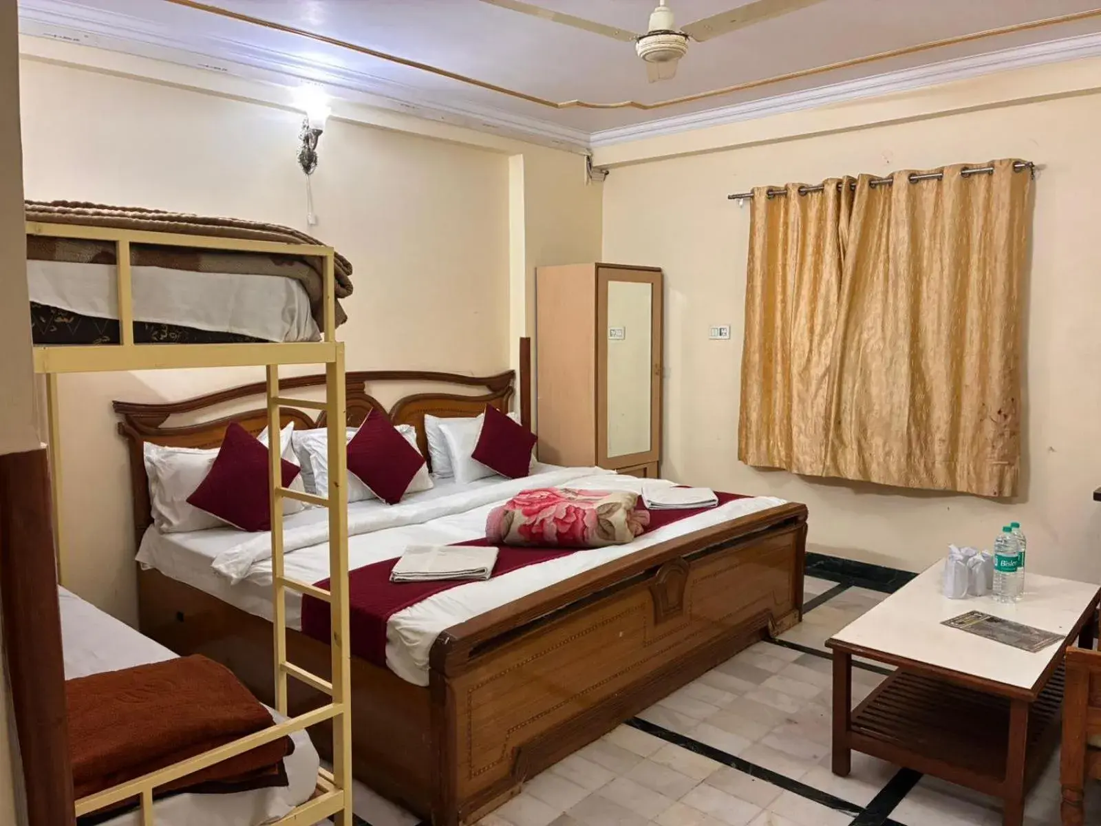 Family Room in Hotel Vijay Niwas Family Room in Hotel Vijay Niwas