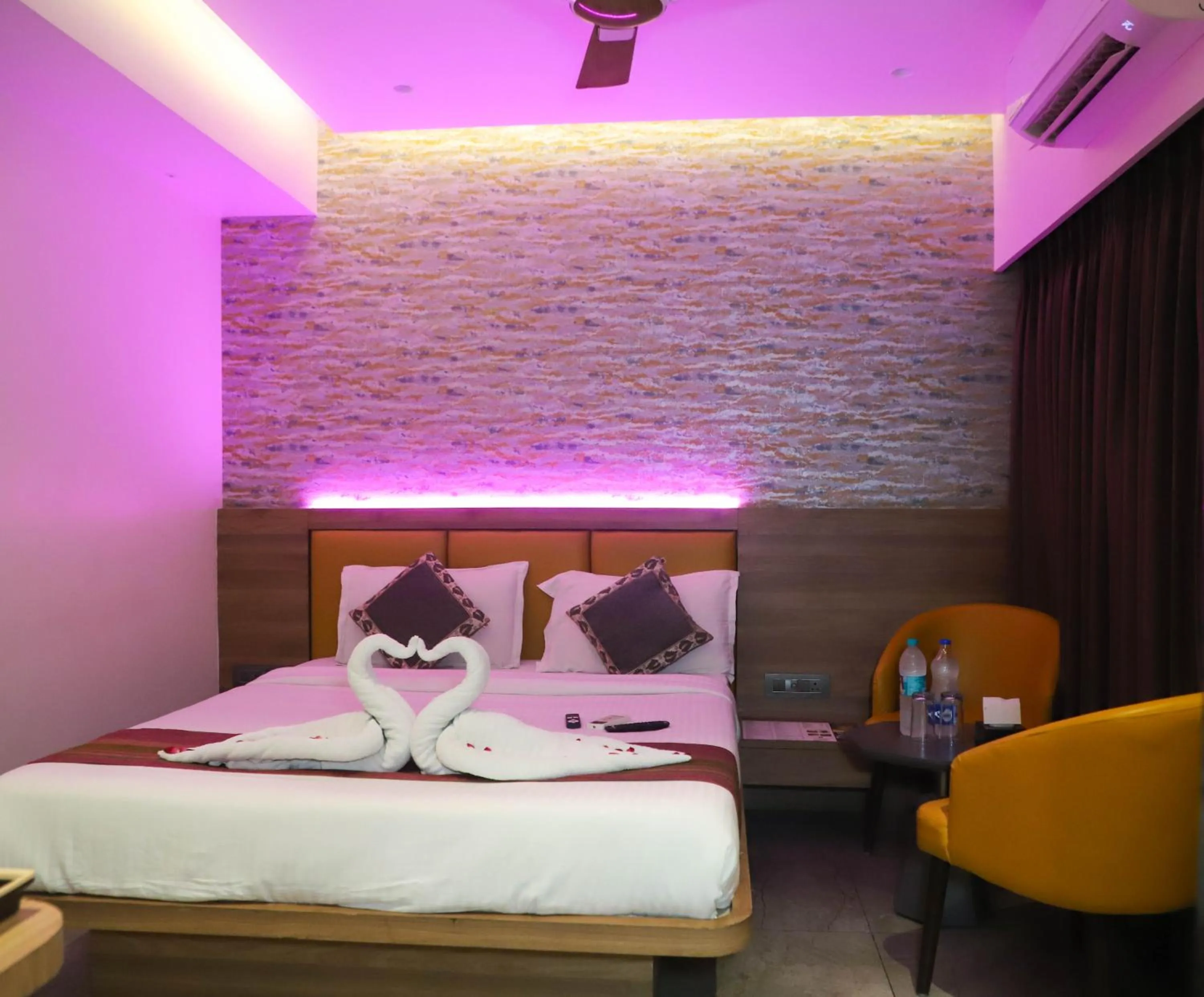 Bedroom, Bed in Hotel Aura Inn Airoli ,Digha