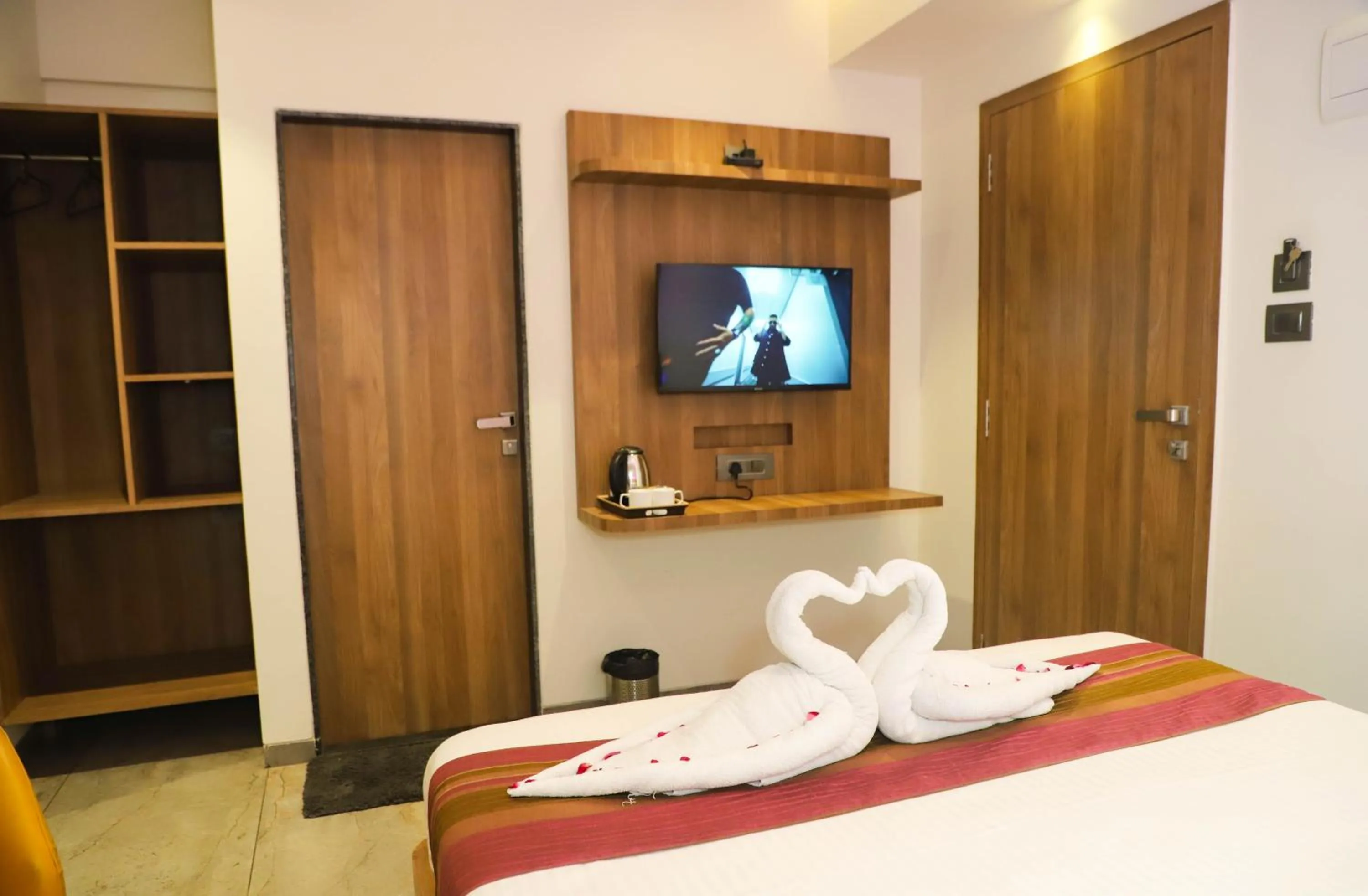 Bed in Hotel Aura Inn Airoli ,Digha