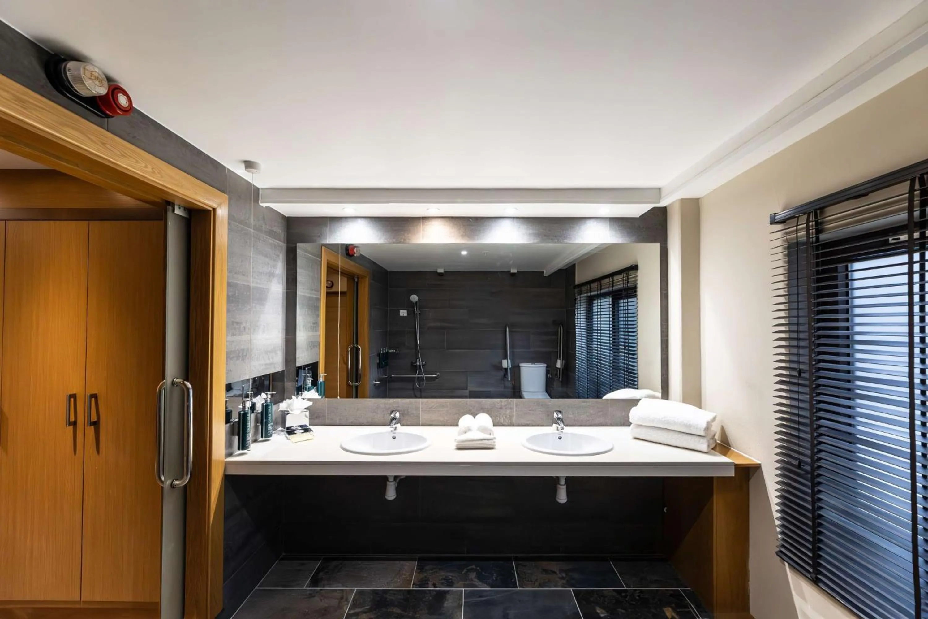 Bathroom, Bed in DoubleTree by Hilton London Victoria