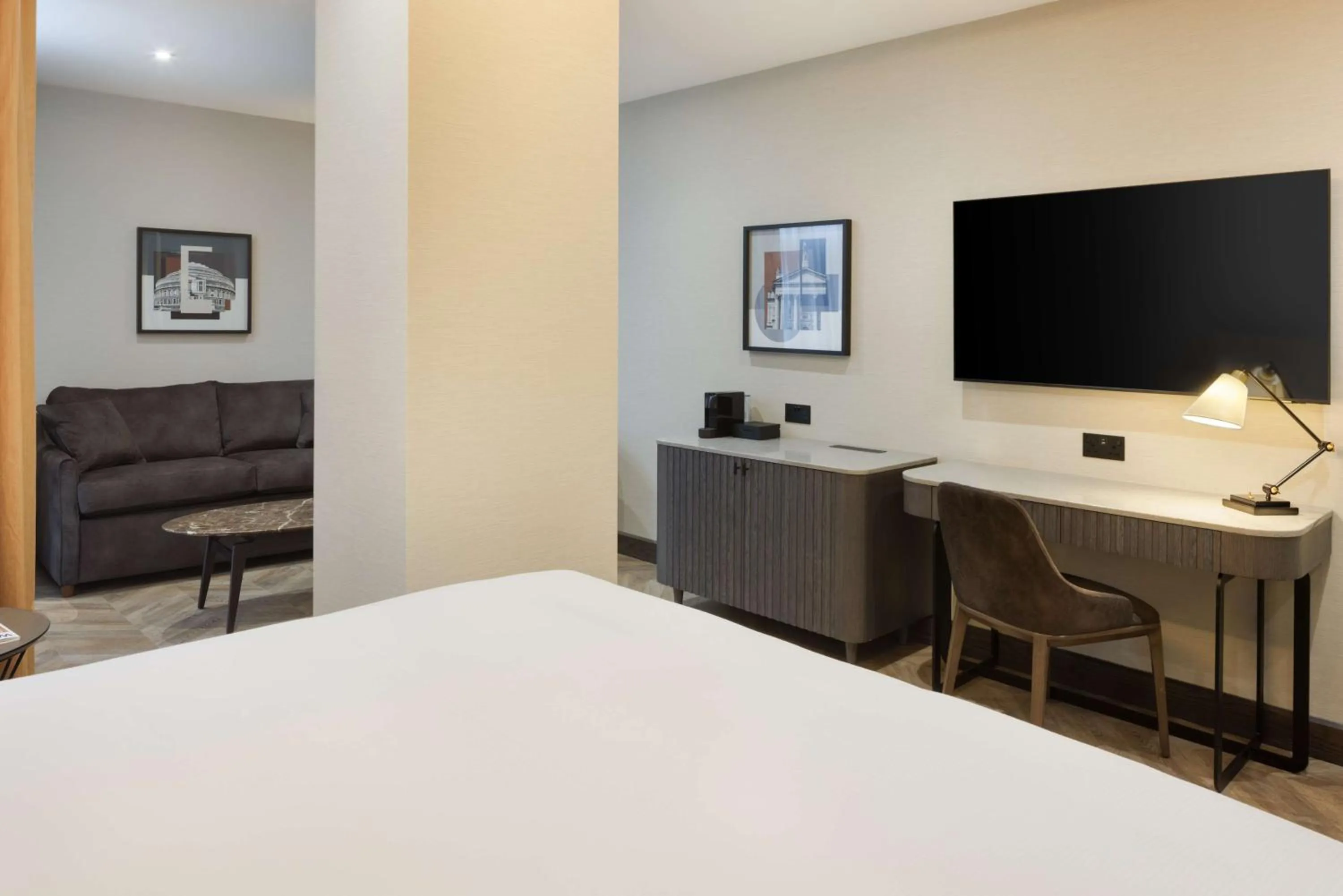 Bedroom, Bed in DoubleTree by Hilton London Victoria