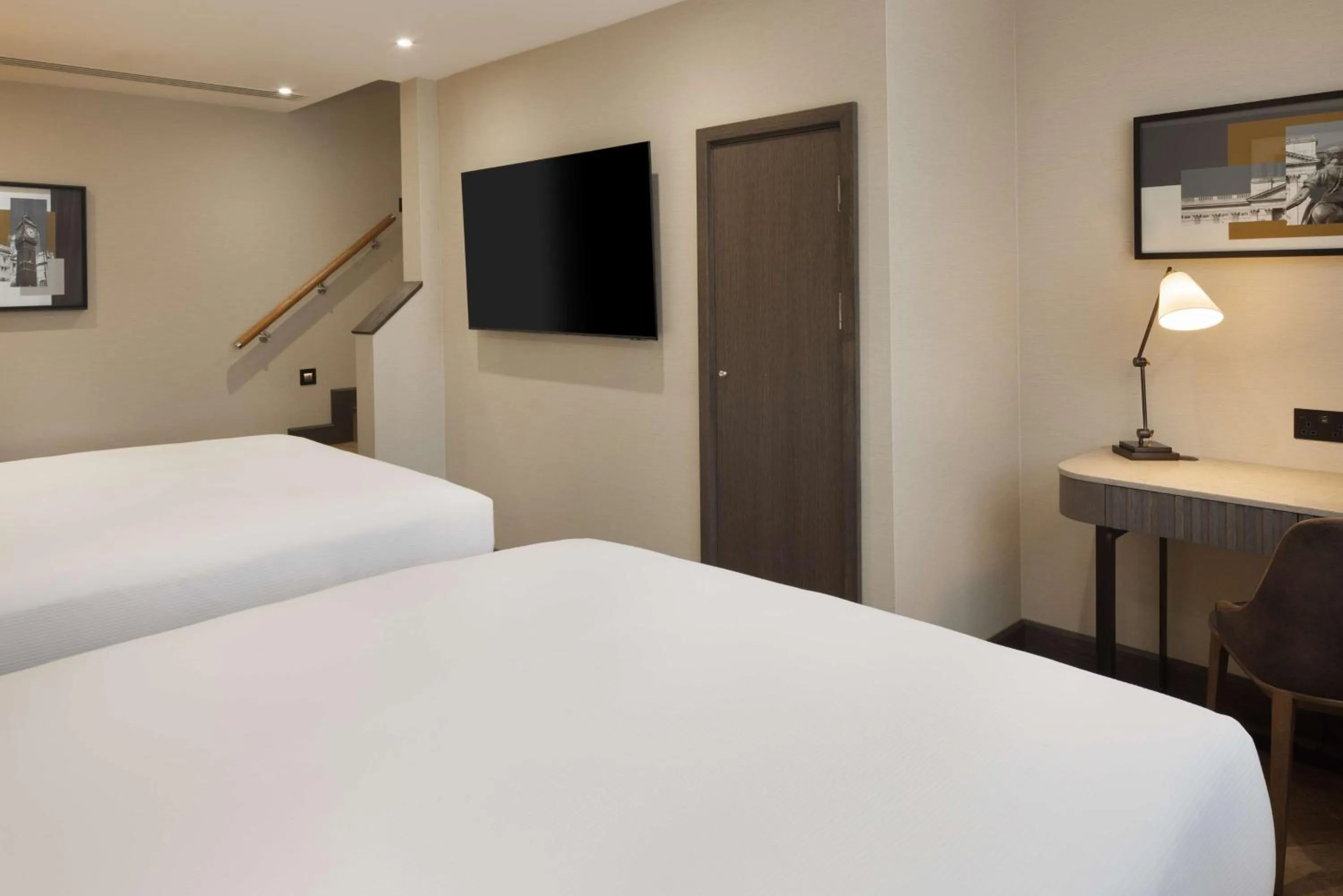 Bedroom, Bed in DoubleTree by Hilton London Victoria