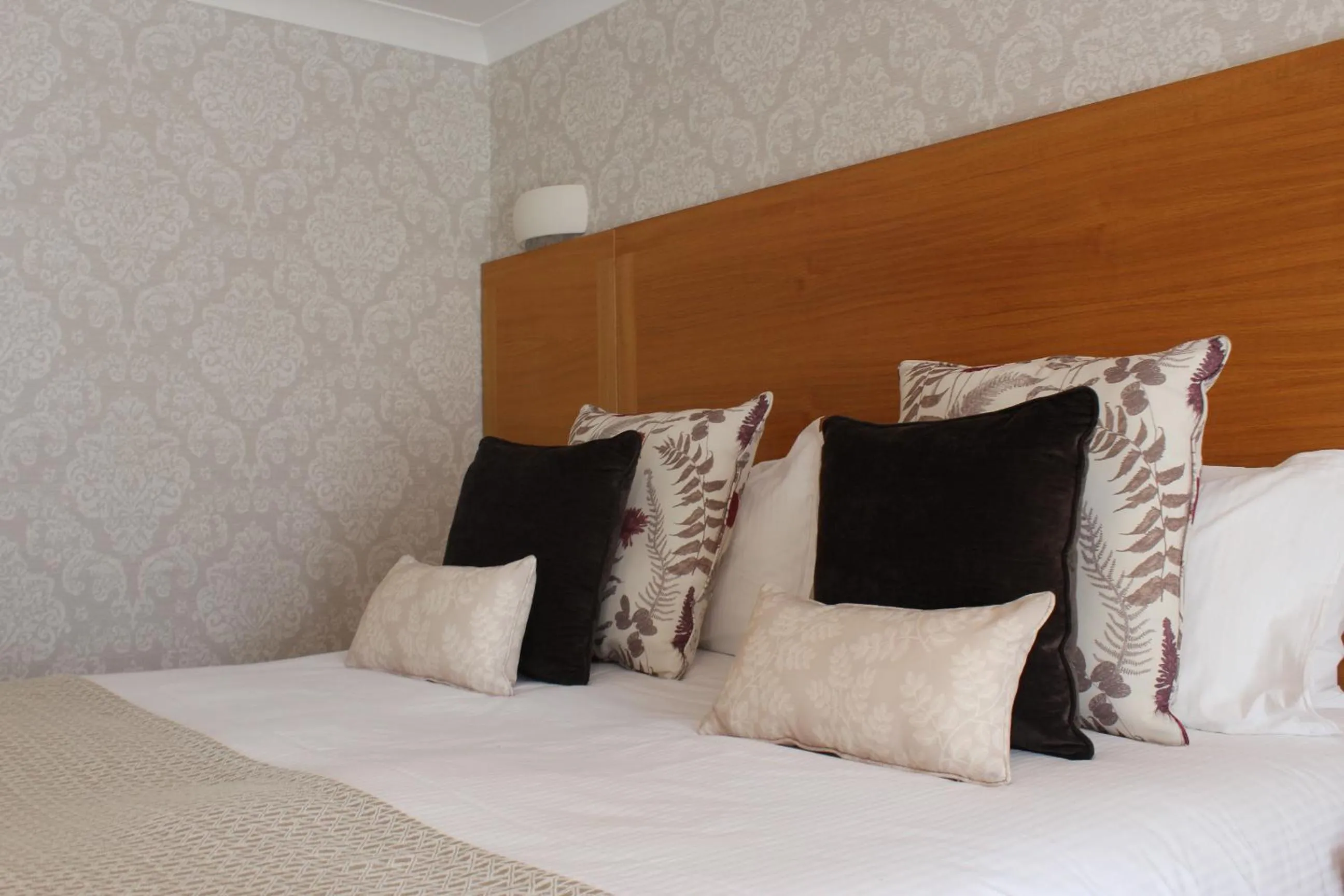 Garden view, Bed in Appleby Manor Hotel & Garden Spa