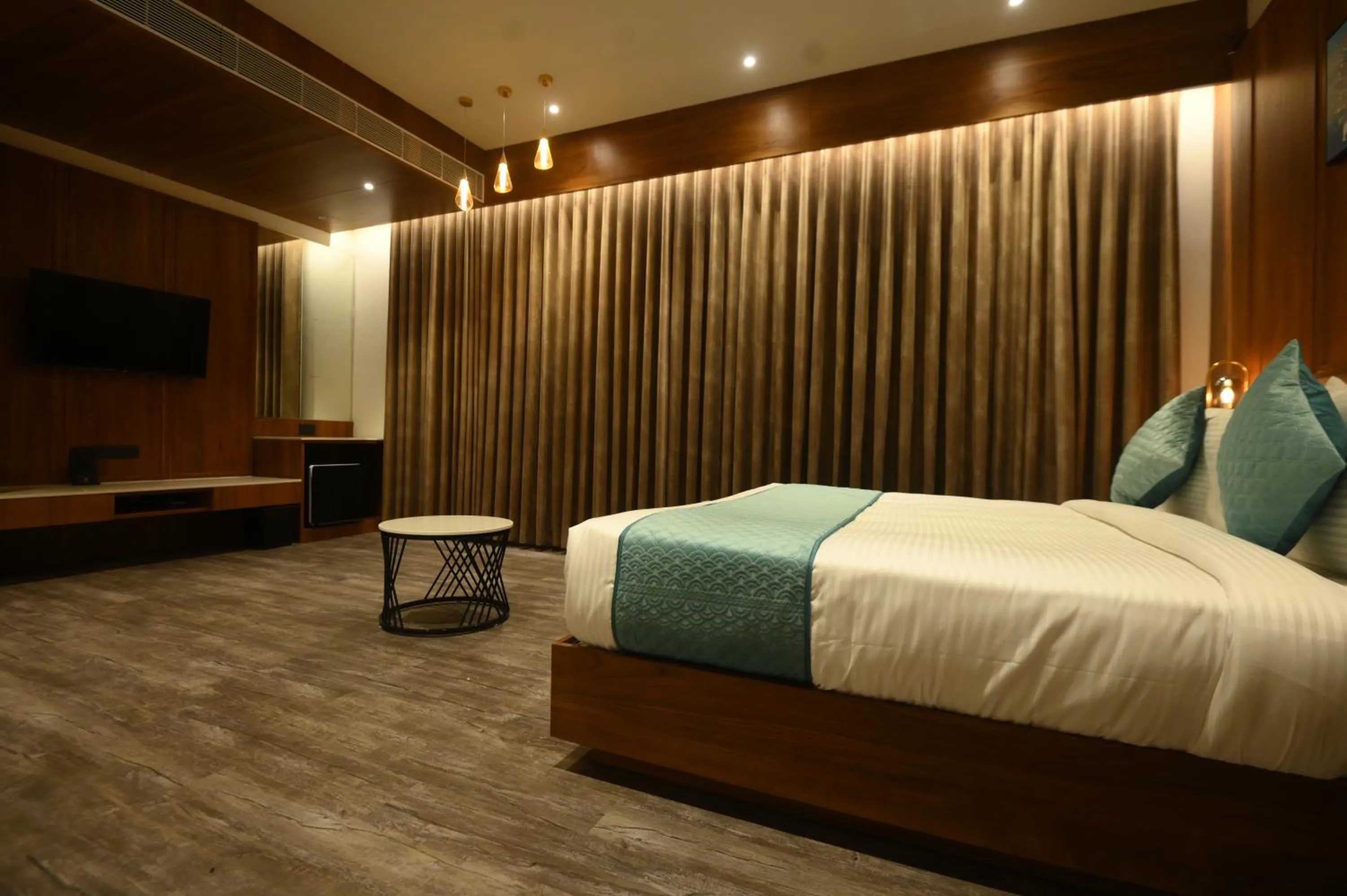 VIP, Bed in Kings Kraft Tremezzo Inn, Somnath