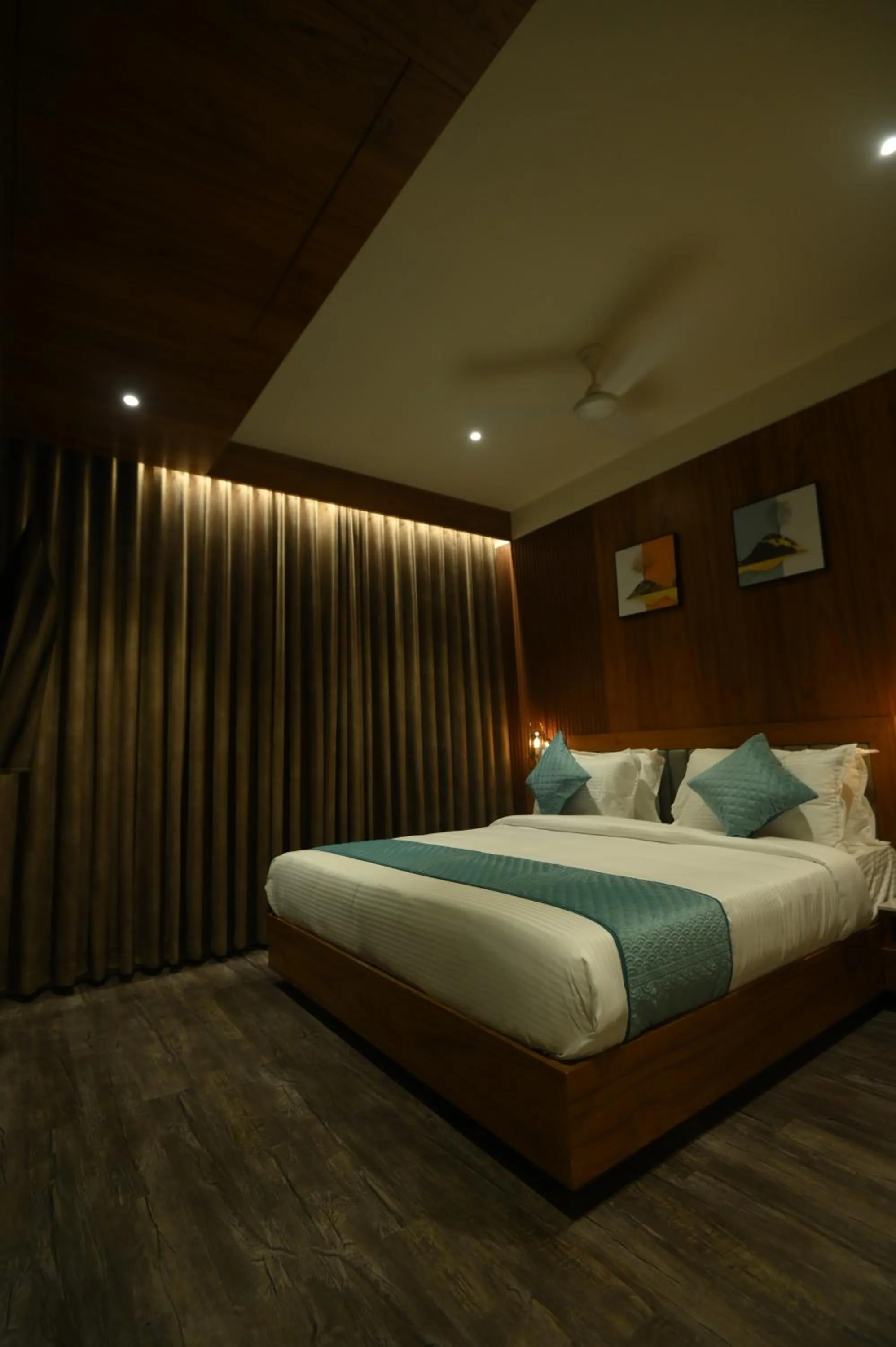 VIP, Bed in Kings Kraft Tremezzo Inn, Somnath
