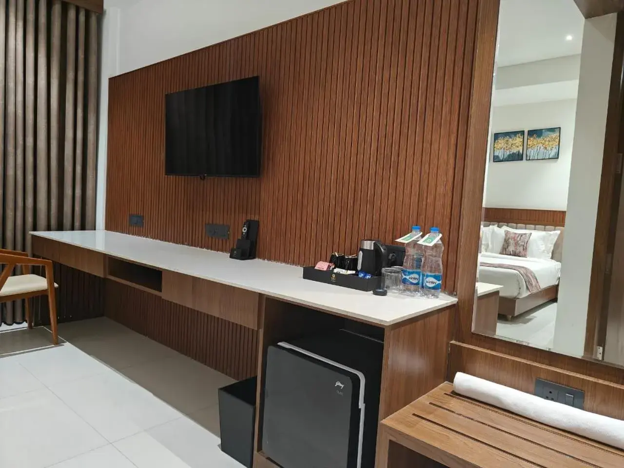 Coffee/tea facilities, Bed in Kings Kraft Tremezzo Inn, Somnath Coffee/tea facilities, Bed in Kings Kraft Tremezzo Inn, Somnath