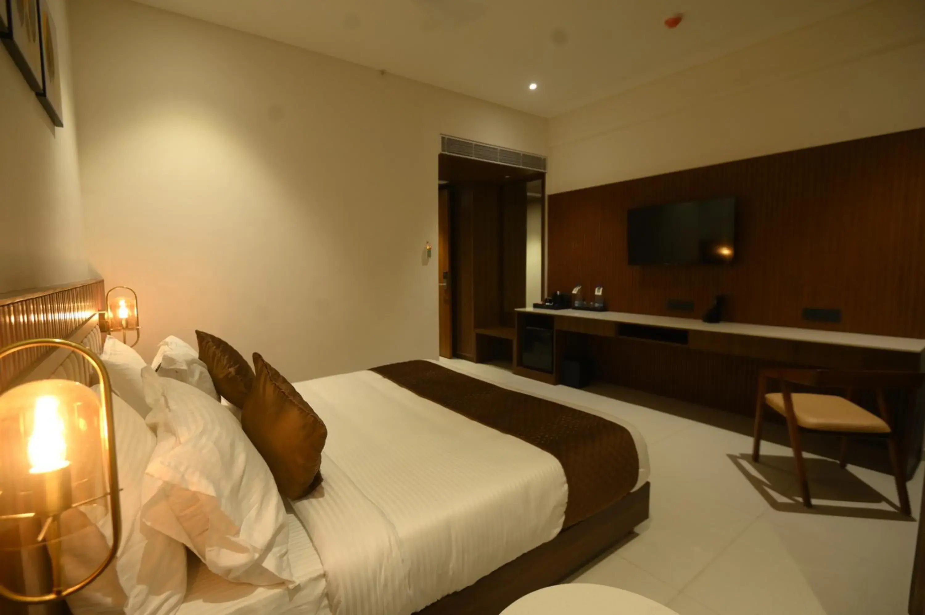 Bedroom, Bed in Kings Kraft Tremezzo Inn, Somnath Bedroom, Bed in Kings Kraft Tremezzo Inn, Somnath