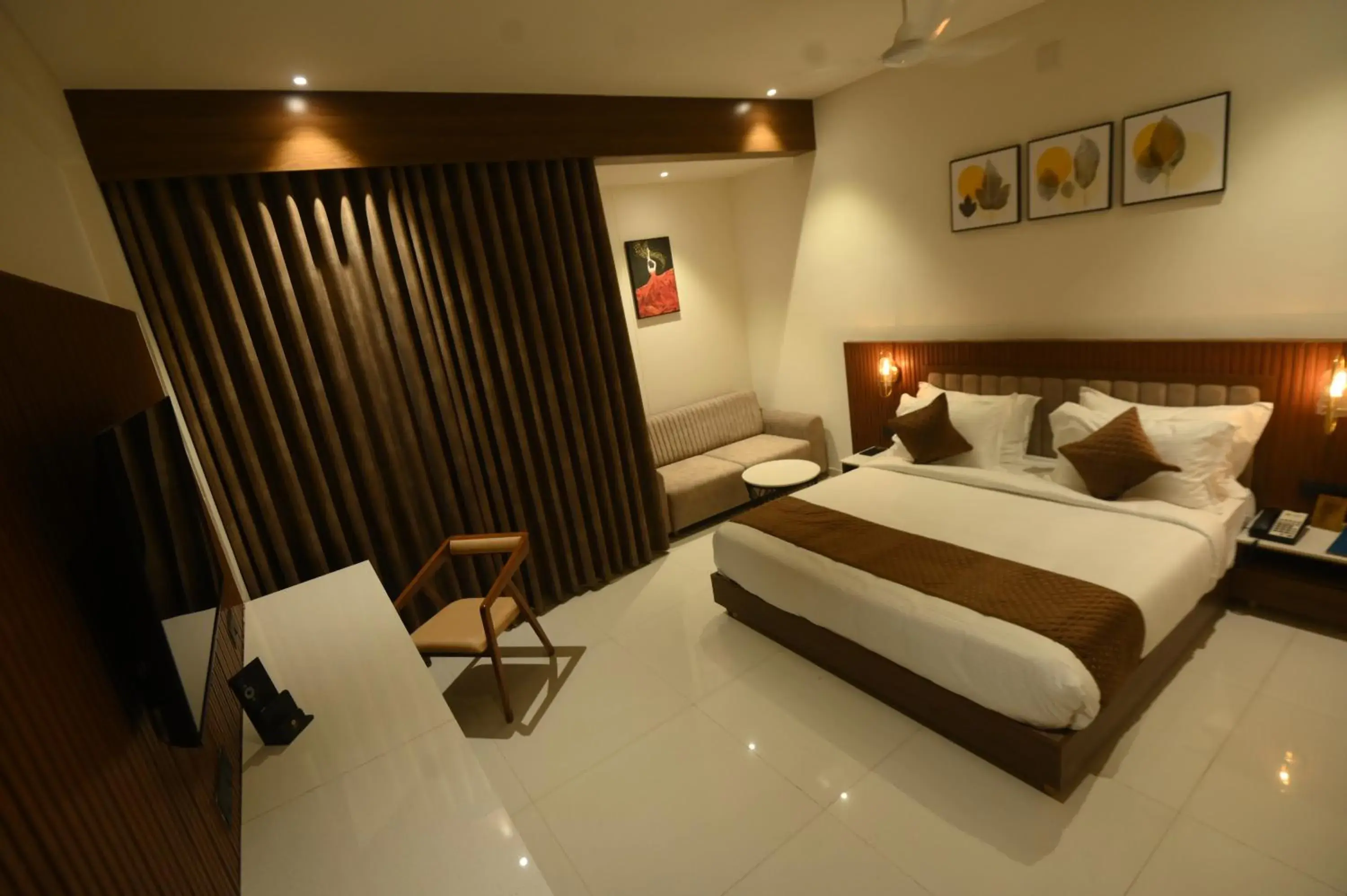 Bedroom, Bed in Kings Kraft Tremezzo Inn, Somnath Bedroom, Bed in Kings Kraft Tremezzo Inn, Somnath