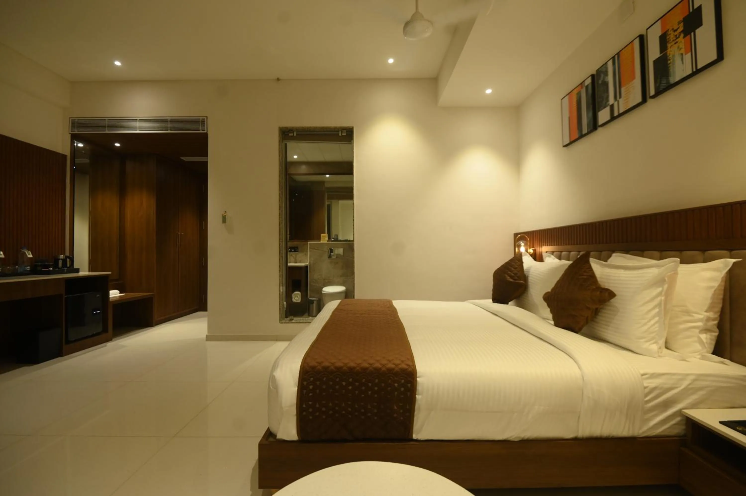 Bedroom, Bed in Kings Kraft Tremezzo Inn, Somnath