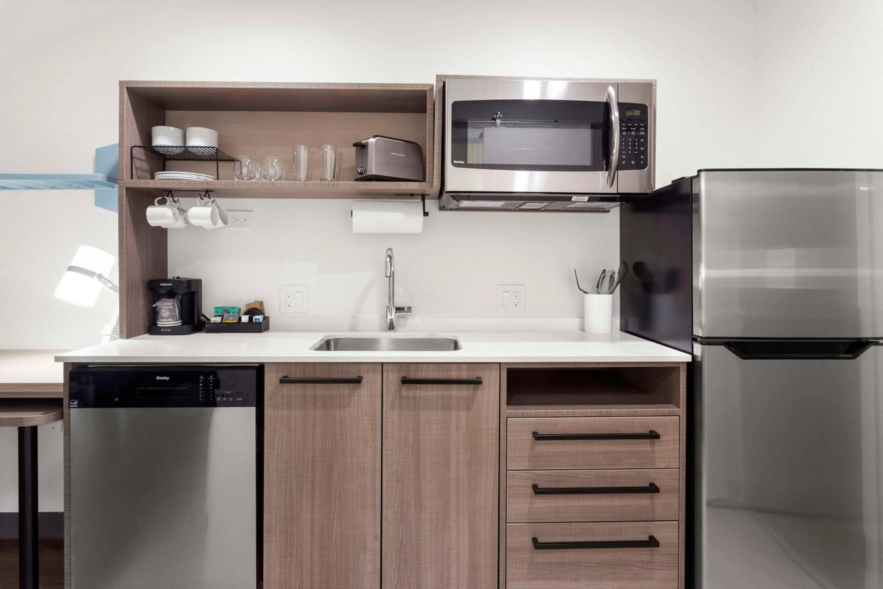 Kitchen or kitchenette in Home2 Suites By Hilton Lake Jackson
