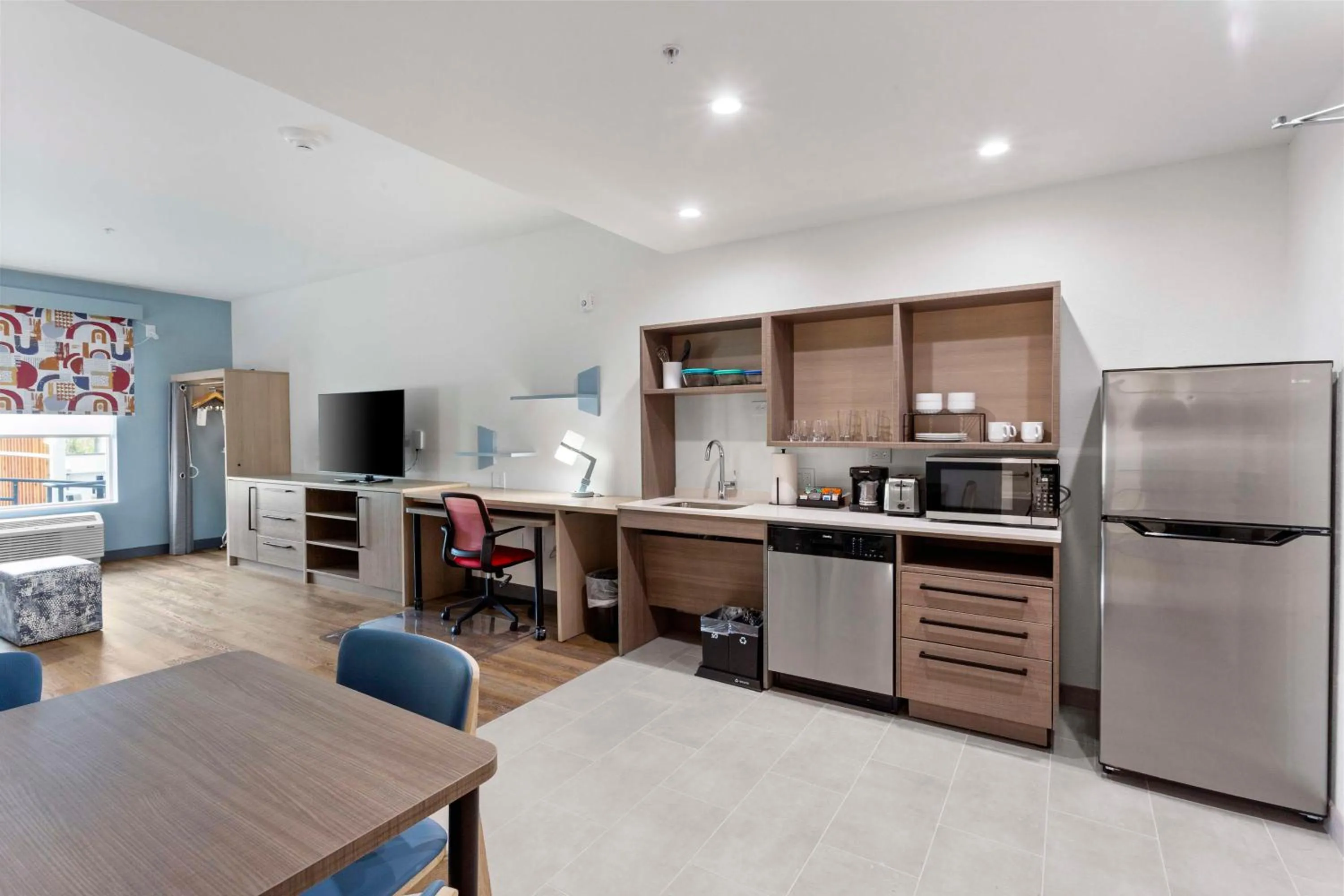 Kitchen or kitchenette in Home2 Suites By Hilton Lake Jackson