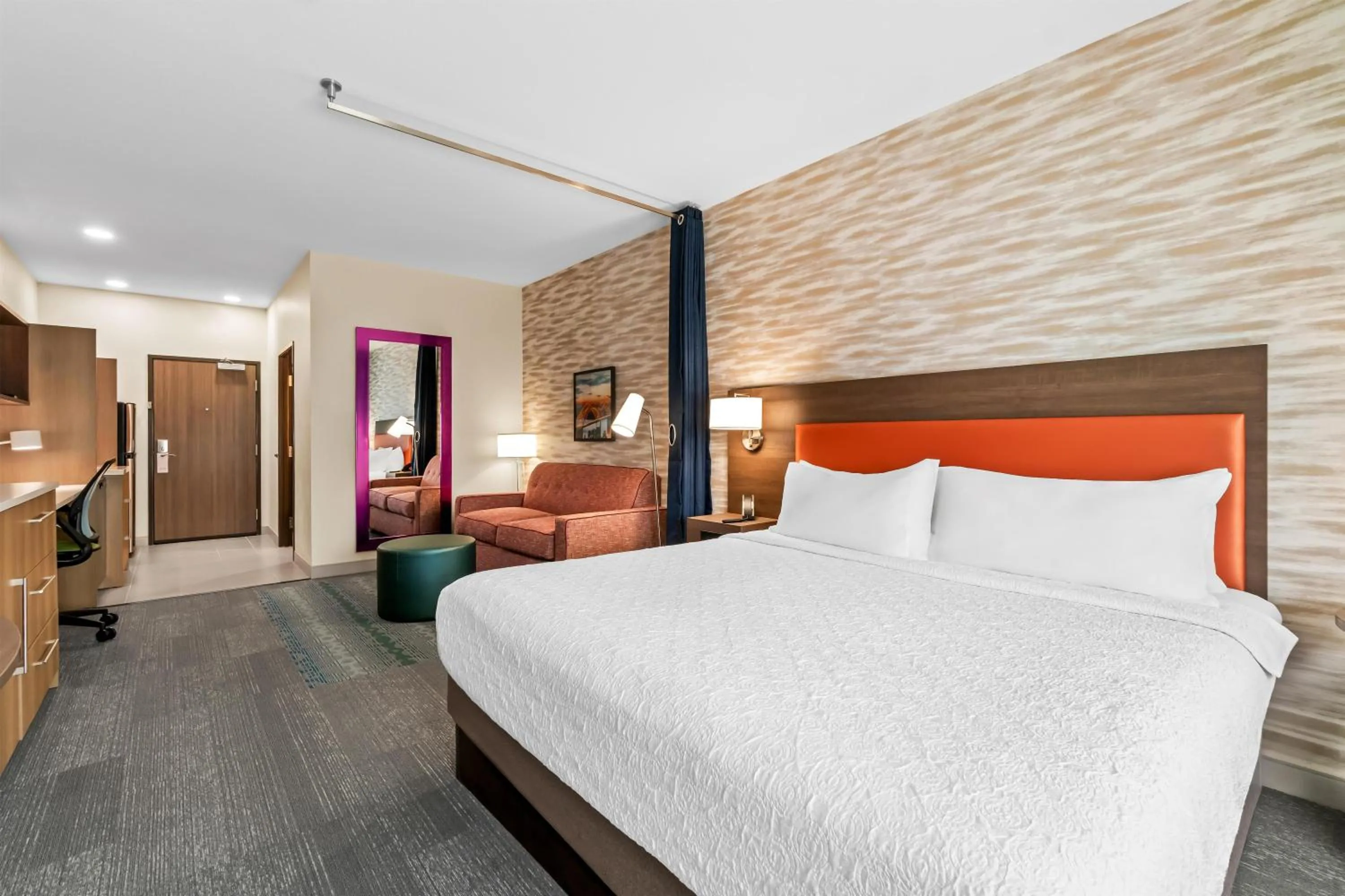 Living room, Bed in Home2 Suites By Hilton Marion