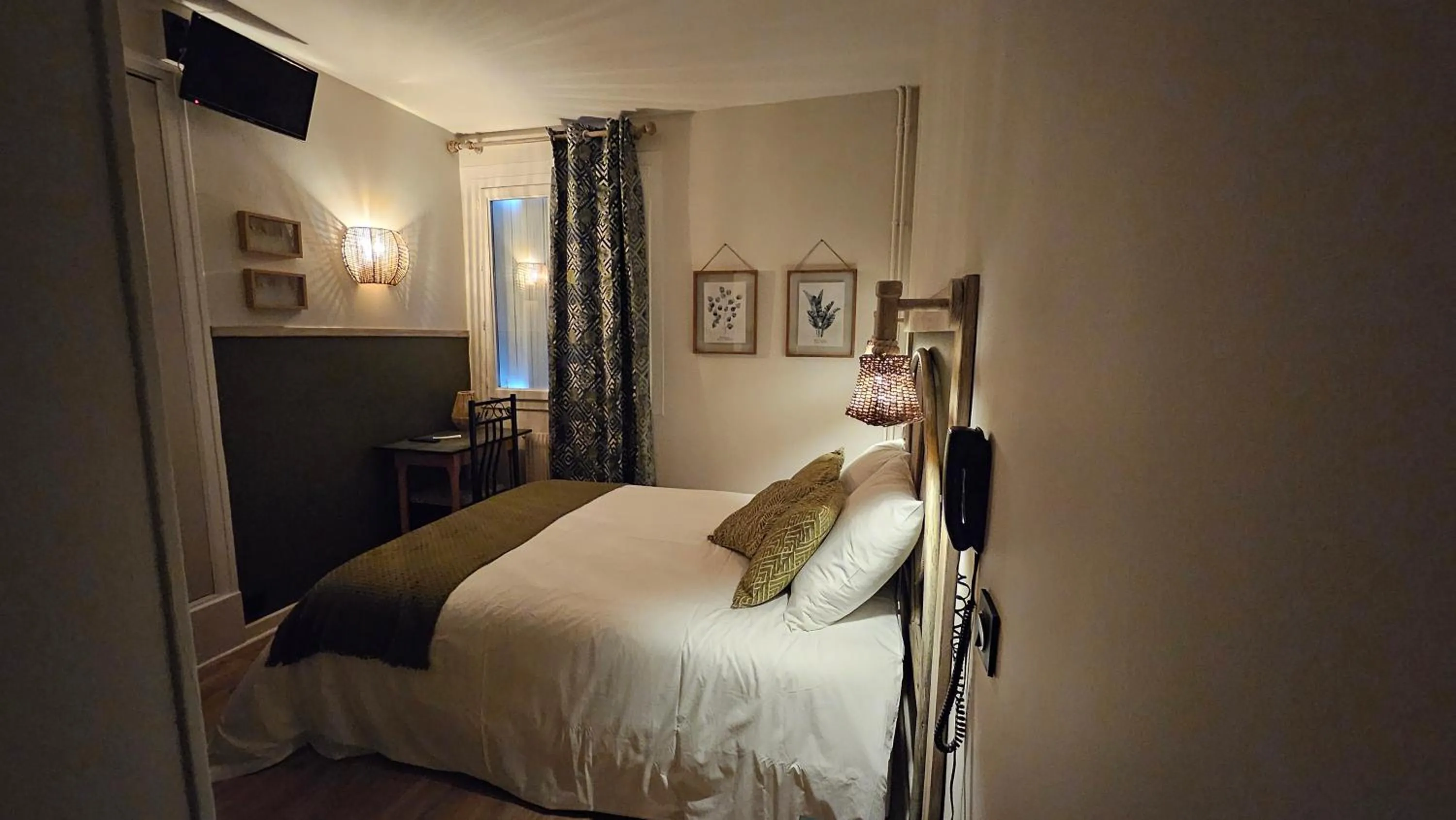 Bed in Auberge de la Marine