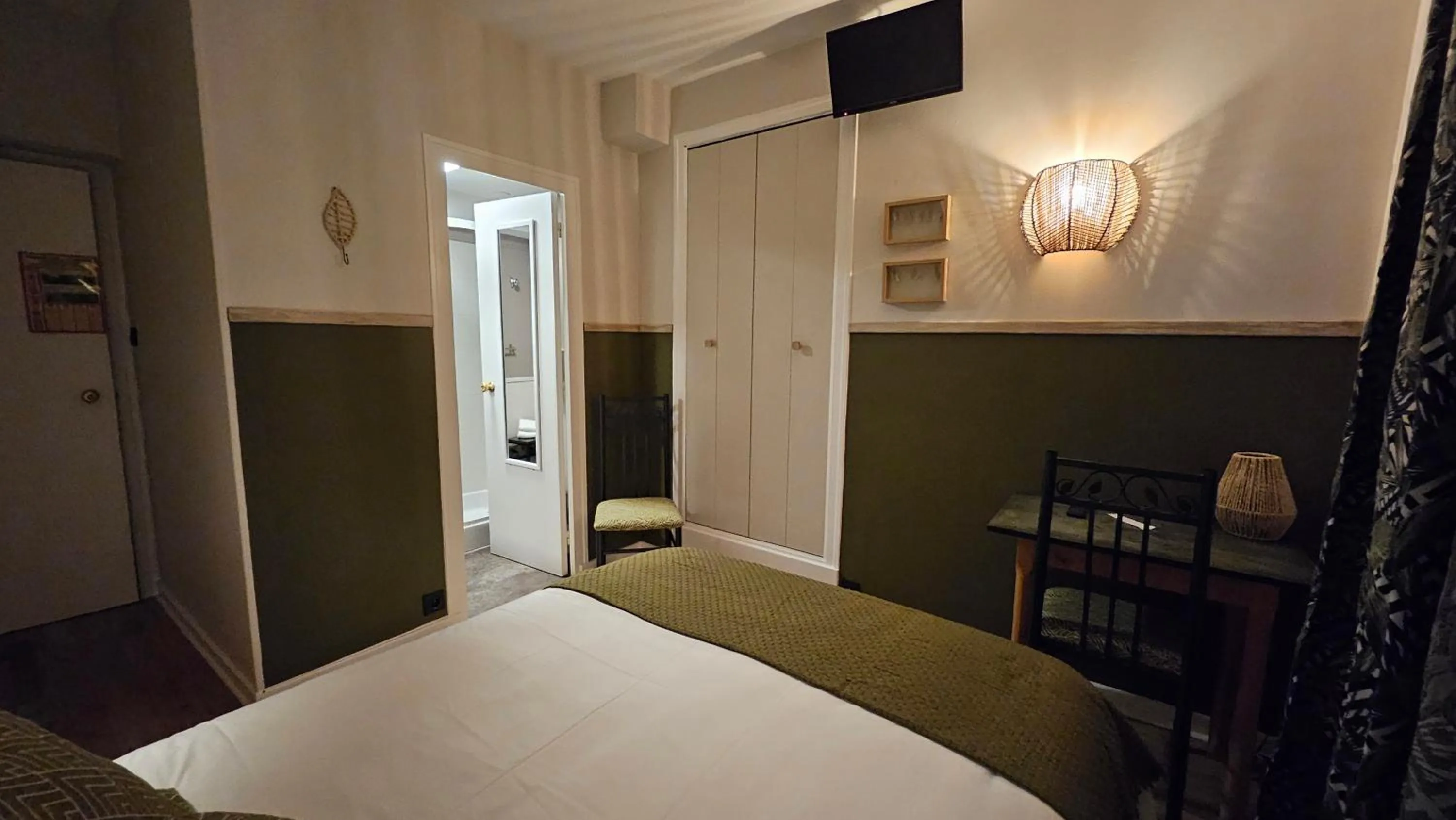 Bed in Auberge de la Marine