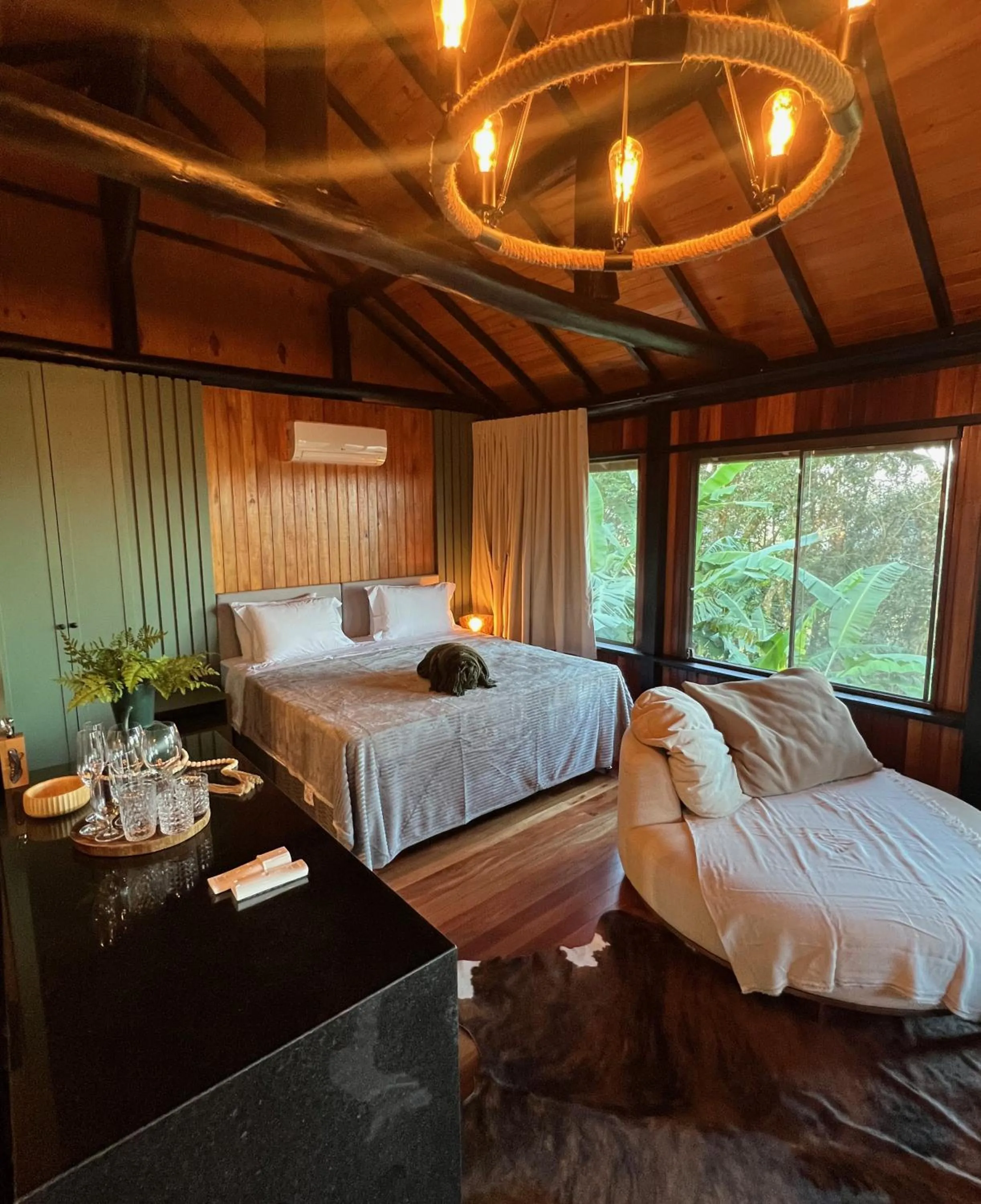 Photo of the whole room, Bed in Taboo Refúgio