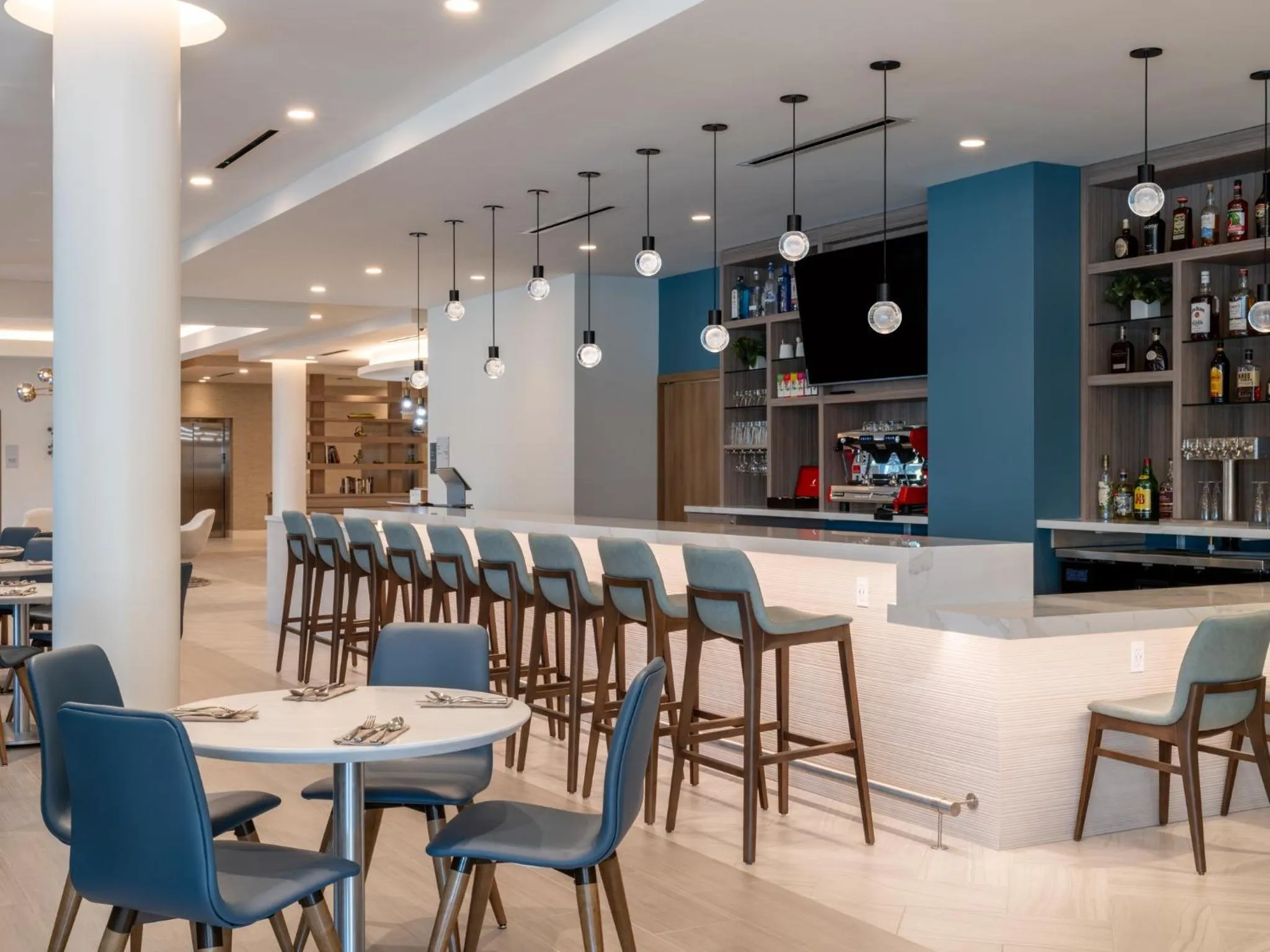 Lounge or bar in EVEN Hotel Miami - Doral Area by IHG