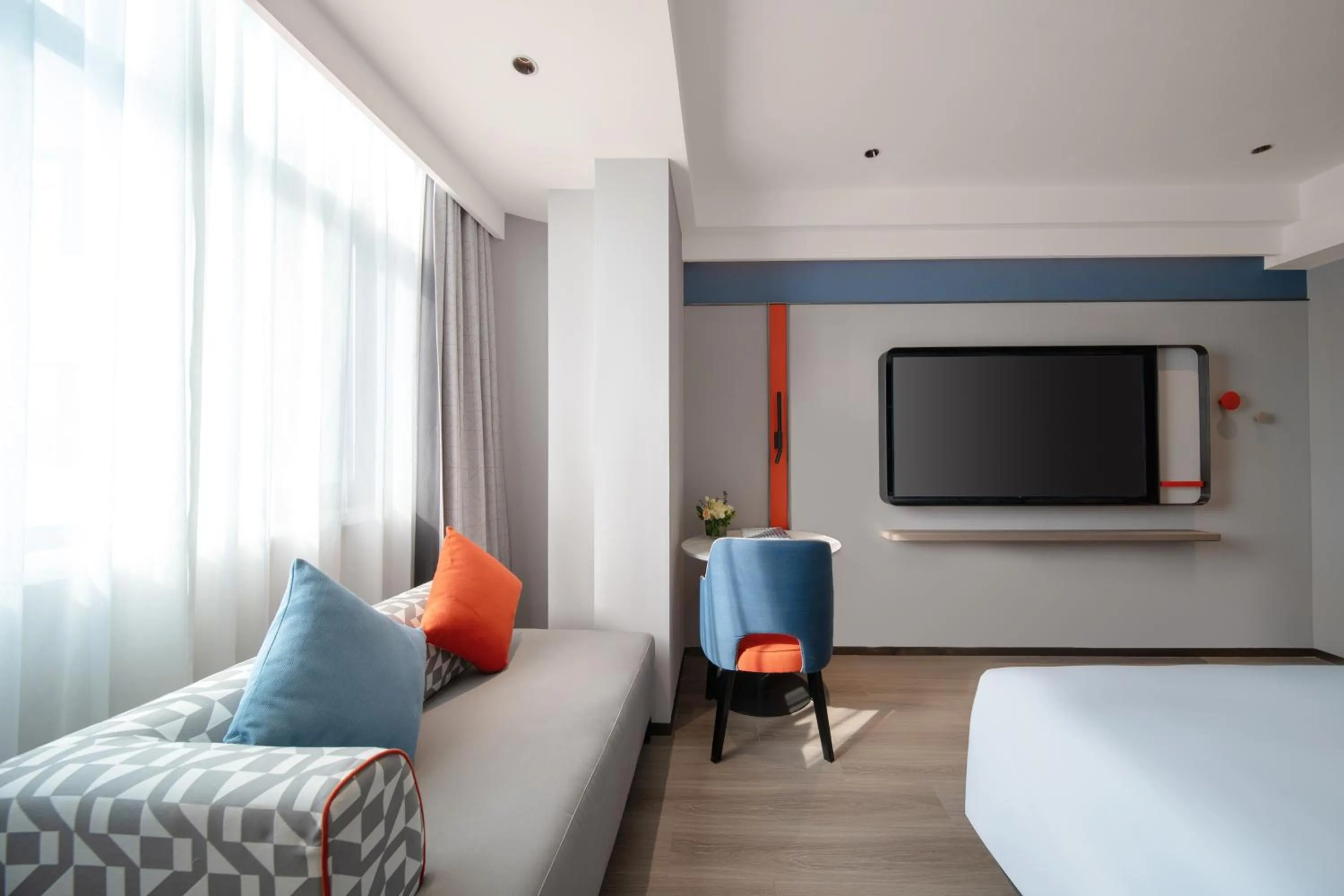 Photo of the whole room, Bed in Holiday Inn Express Zhengzhou Garden Road