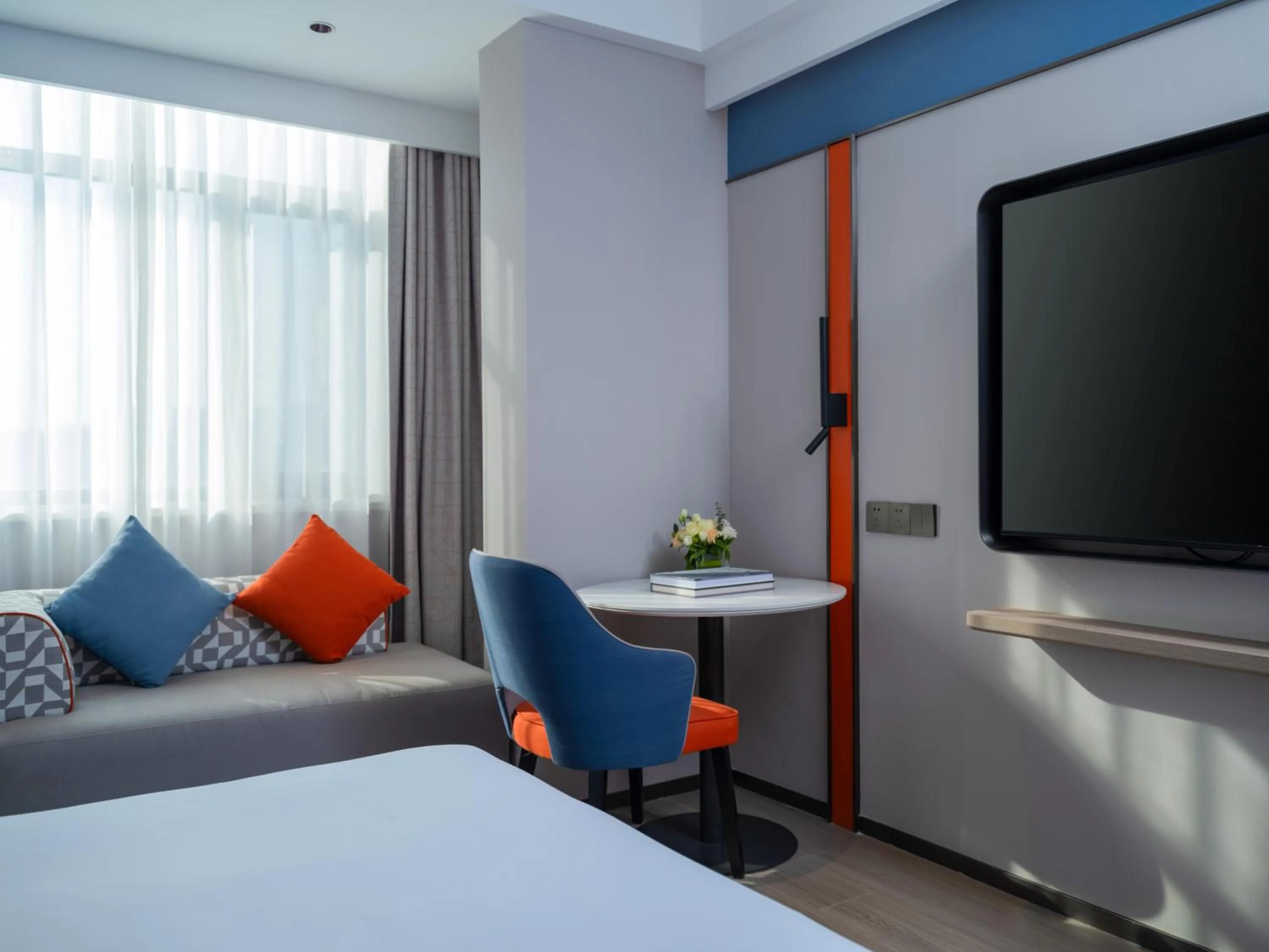 Photo of the whole room, Bed in Holiday Inn Express Zhengzhou Garden Road