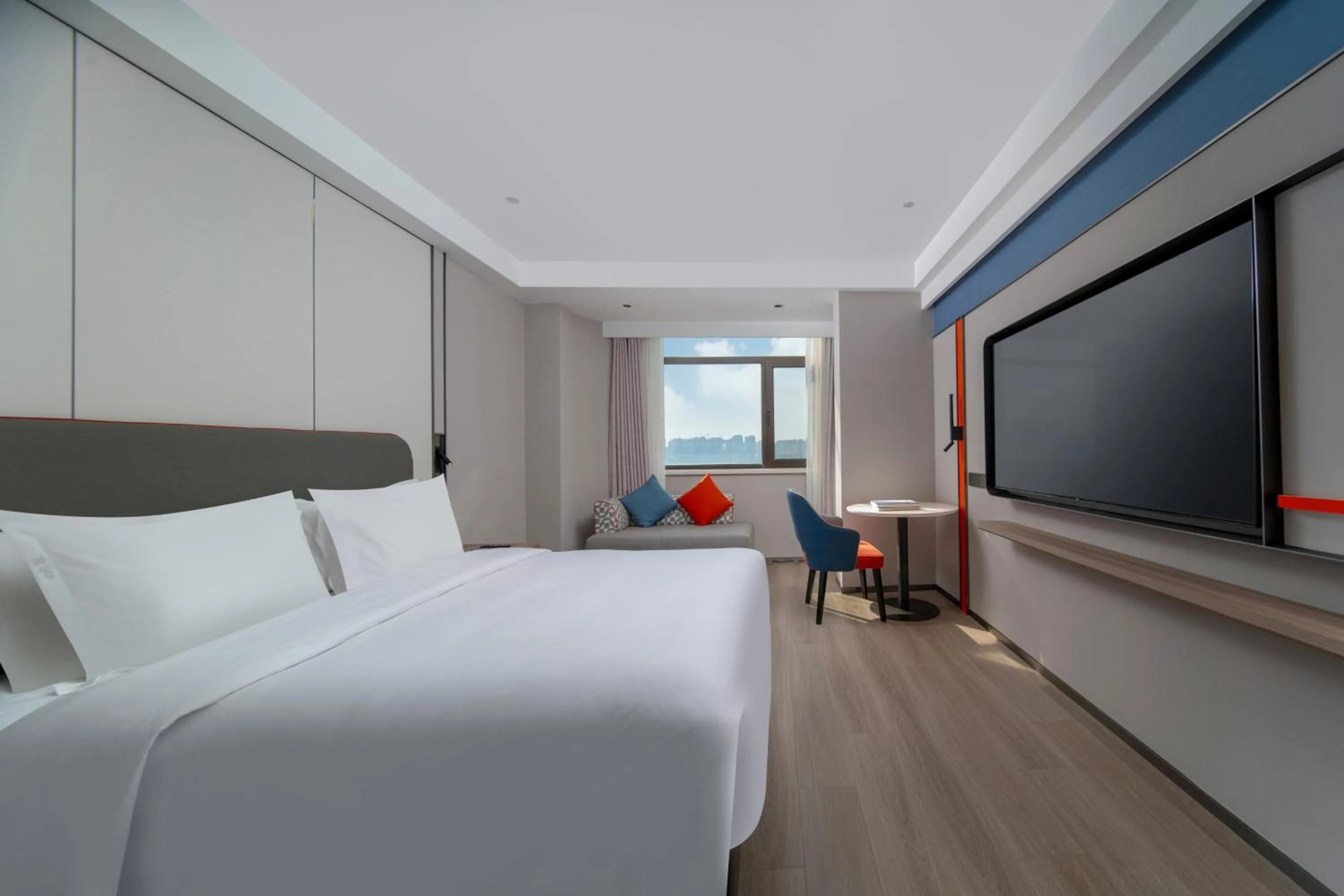 Photo of the whole room, Bed in Holiday Inn Express Zhengzhou Garden Road