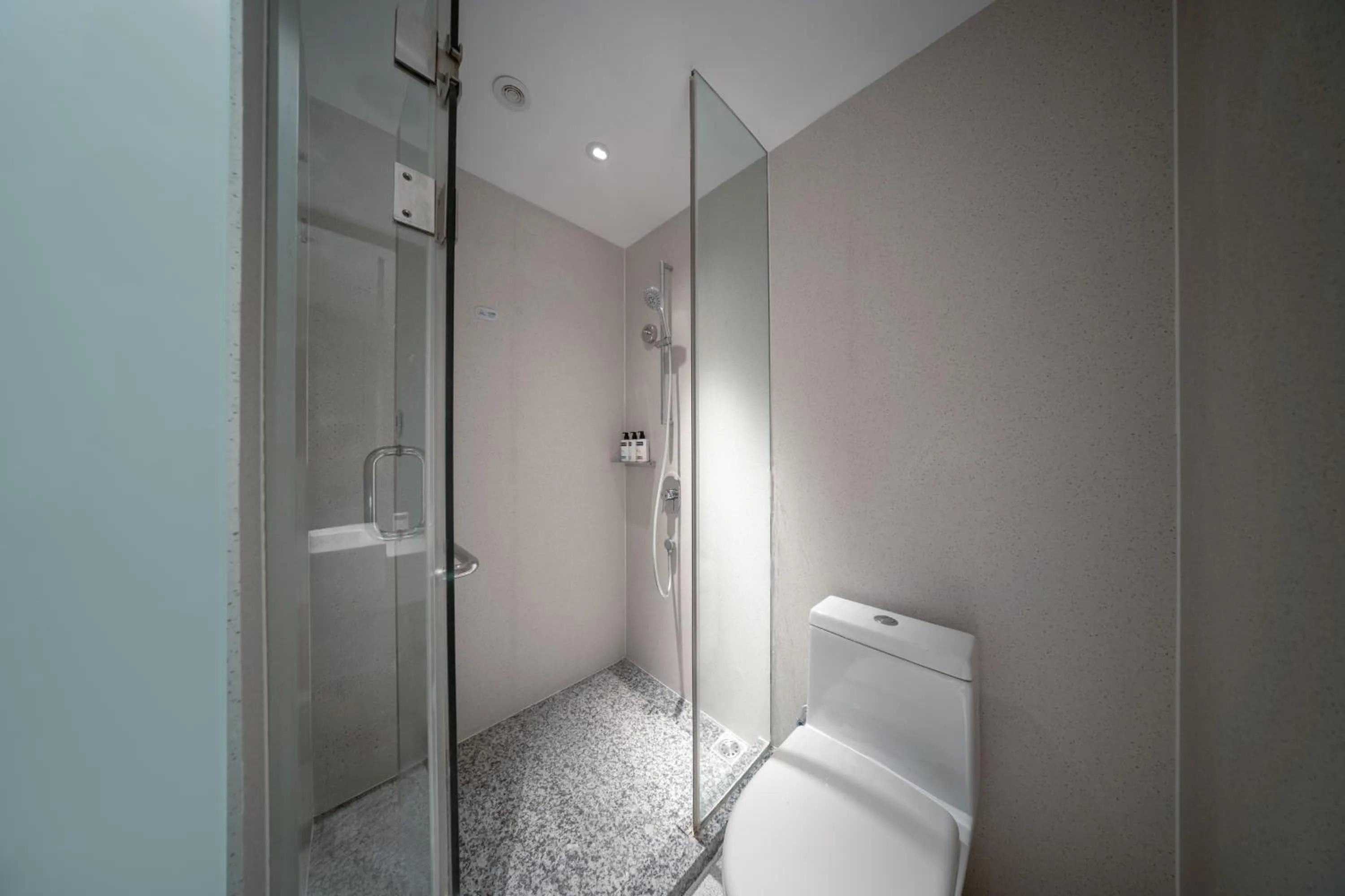 Toilet in Holiday Inn Express Zhengzhou Garden Road