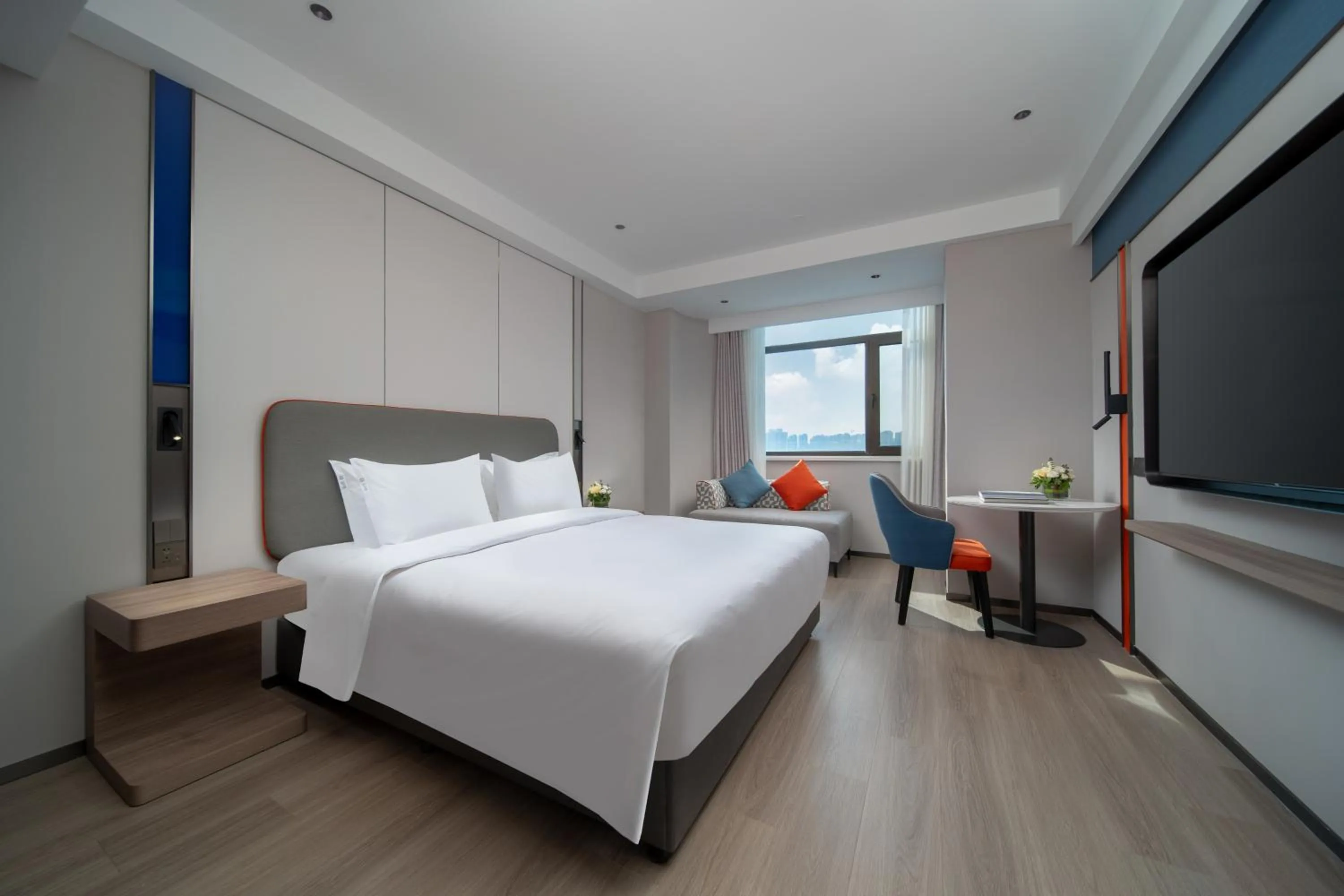 Photo of the whole room, Bed in Holiday Inn Express Zhengzhou Garden Road