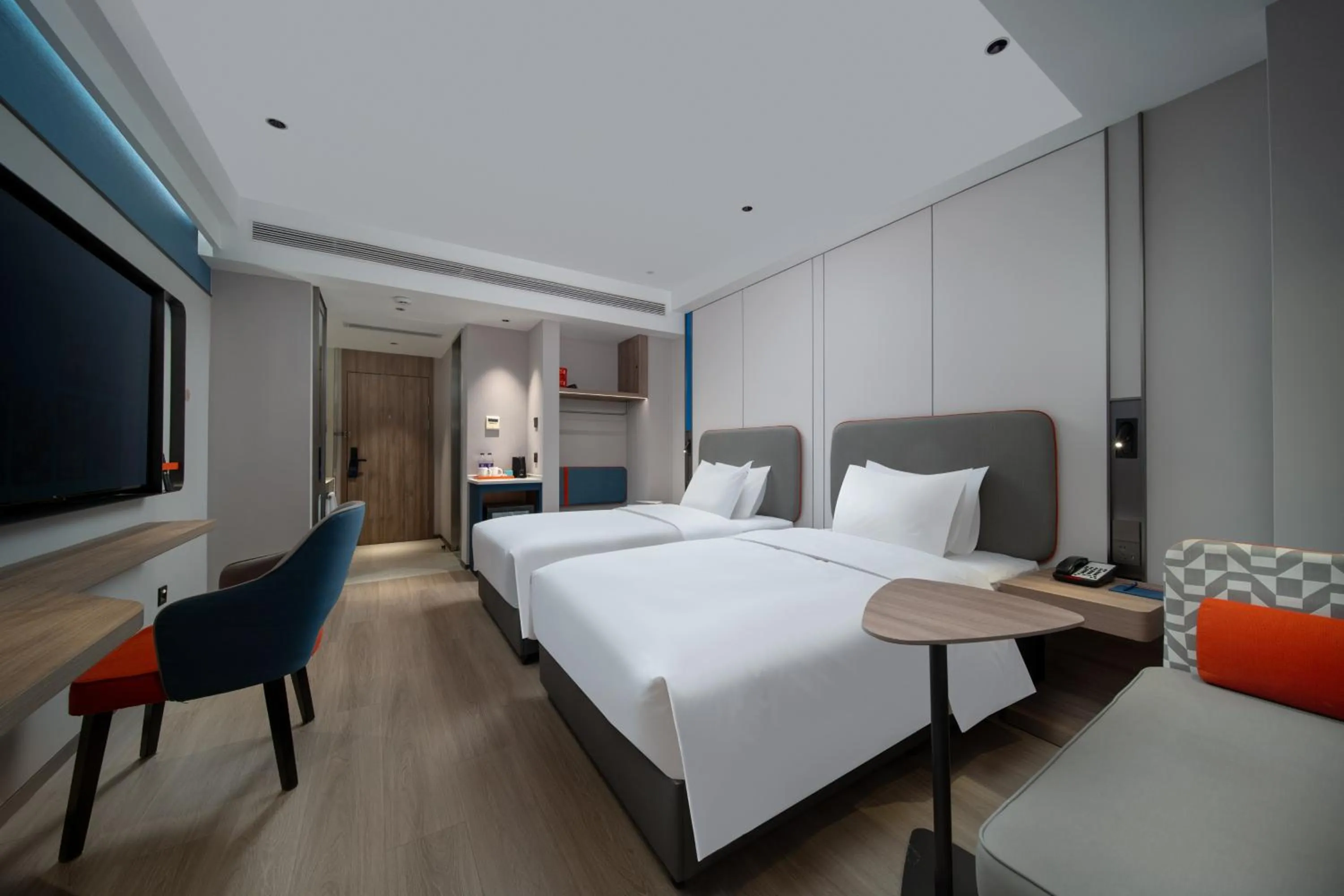 Photo of the whole room, Bed in Holiday Inn Express Zhengzhou Garden Road