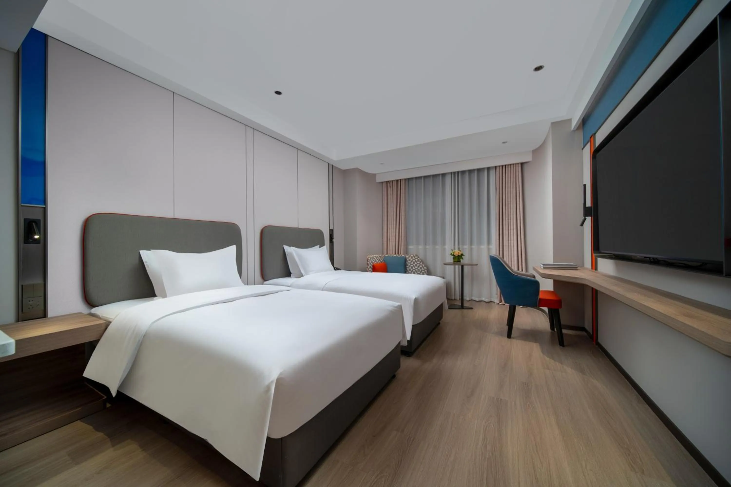 Photo of the whole room, Bed in Holiday Inn Express Zhengzhou Garden Road