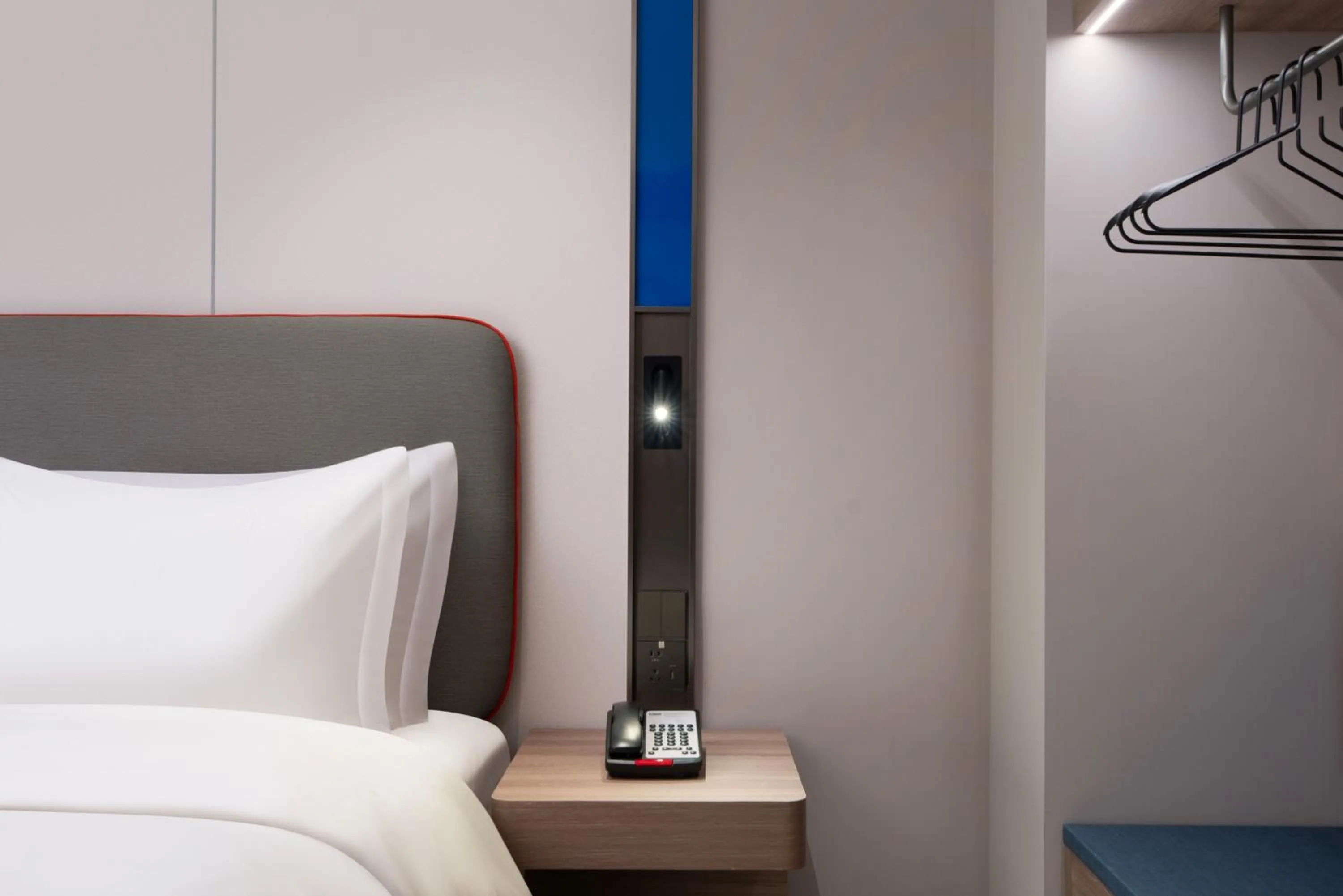 Photo of the whole room, Bed in Holiday Inn Express Zhengzhou Garden Road