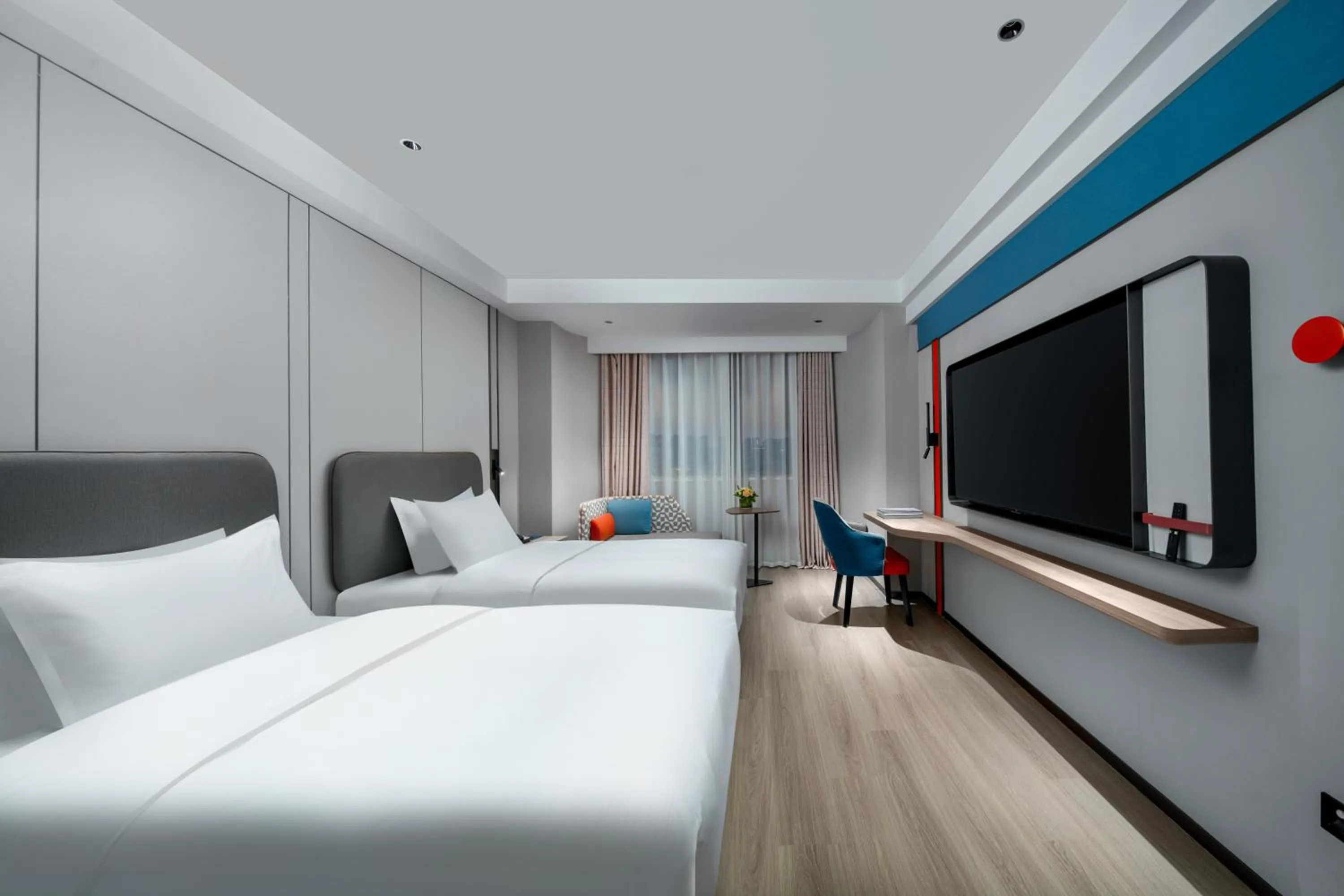 Photo of the whole room, Bed in Holiday Inn Express Zhengzhou Garden Road